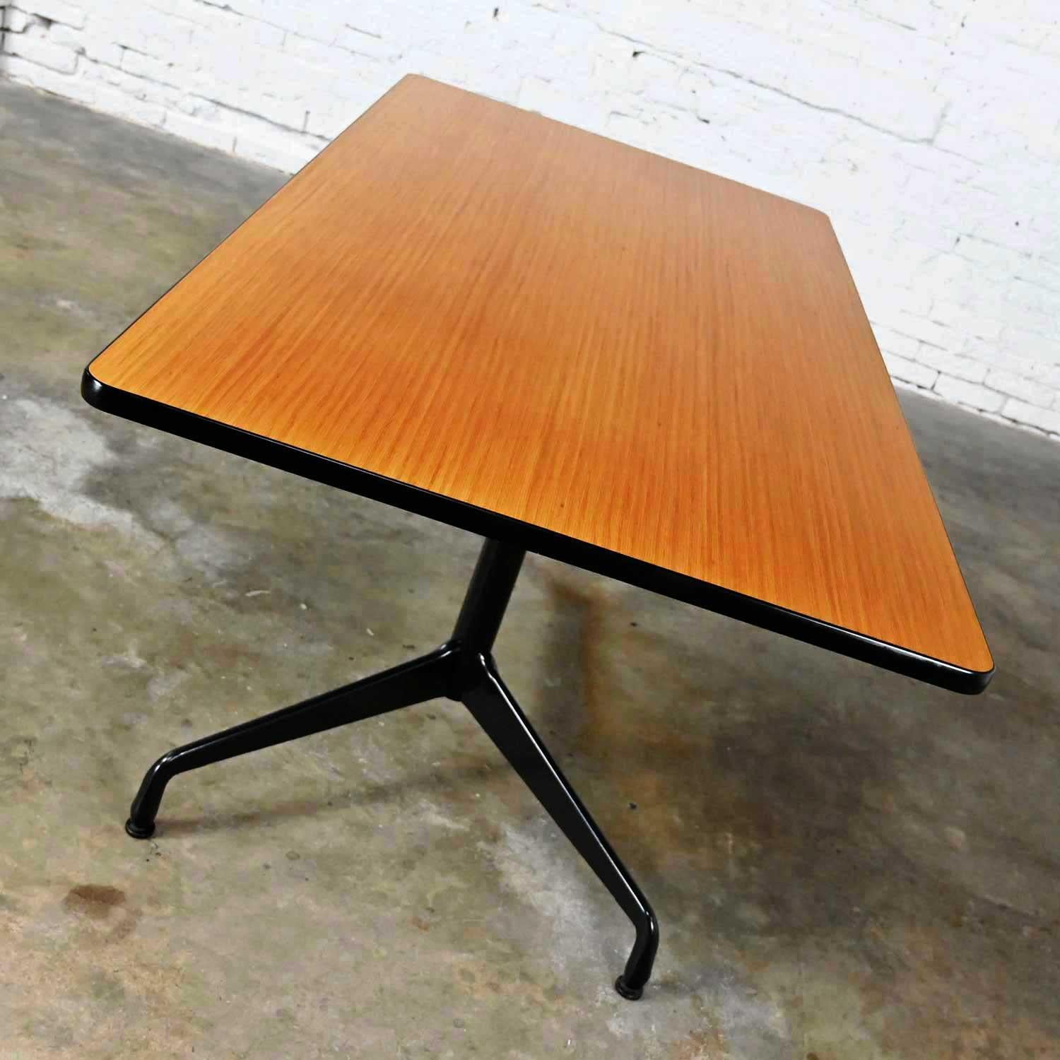 MCM Eames for Herman Miller Segmented Black Base Table Rectangular Top In Good Condition In Topeka, KS