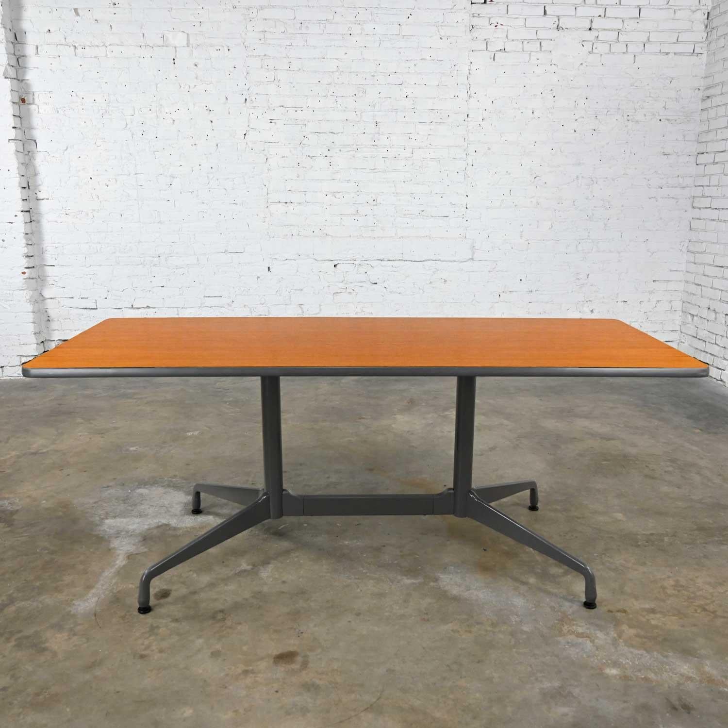 MCM Eames for Herman Miller Segmented Taupe Base Table Rectangular Top (Table à plateau rectangulaire) en vente 2