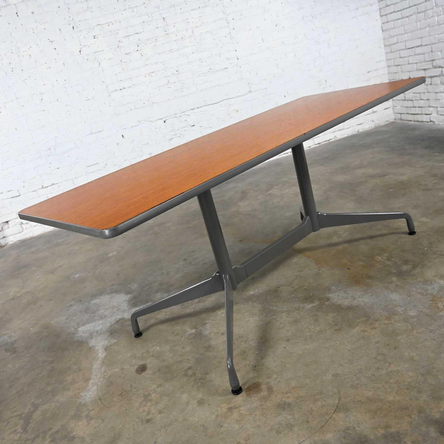 Magnifique table à base segmentée Eames pour Herman Miller avec base et bord de table taupe, plateau rectangulaire en placage de bois de chêne naturel et fixation araignée en aluminium. Conditit, en gardant à l'esprit que ce n'est pas neuf donc aura