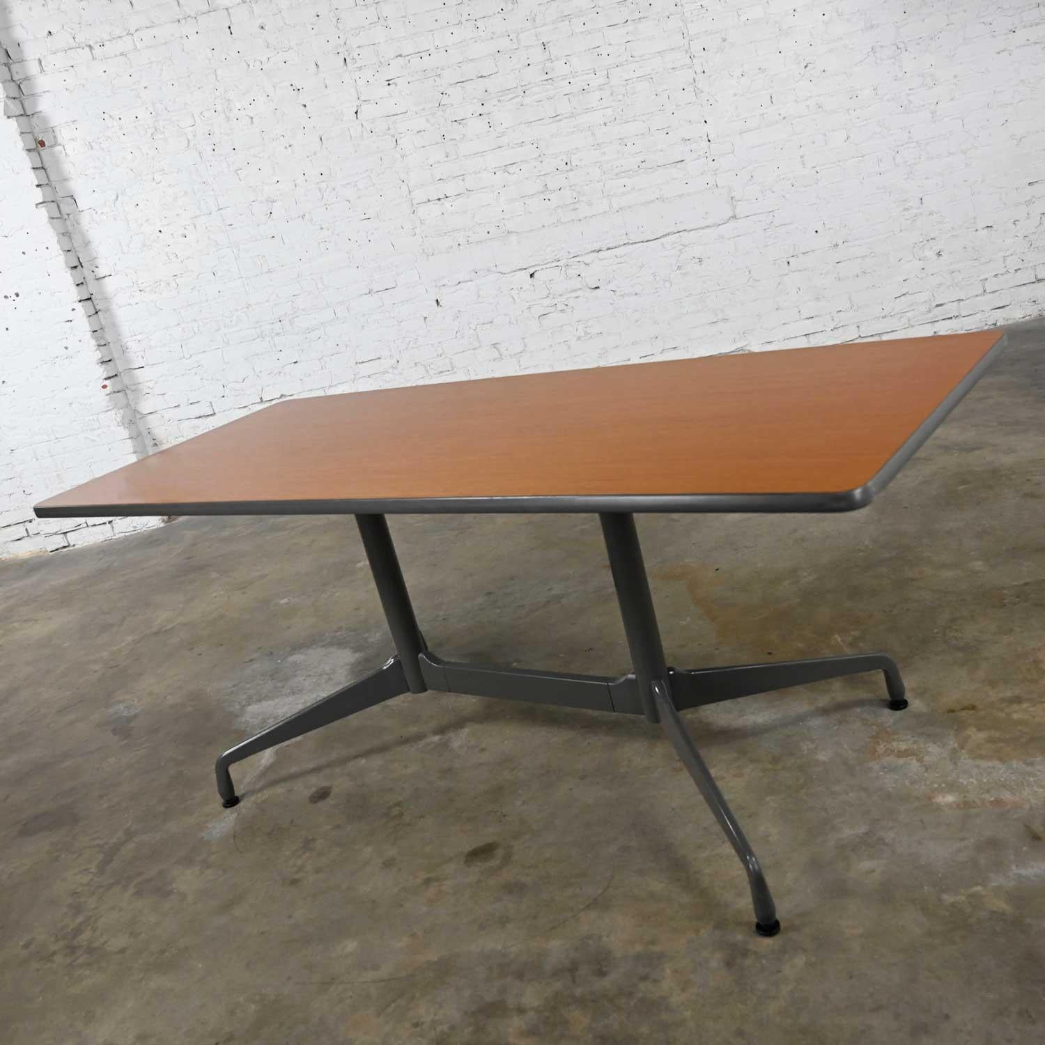 Mid-Century Modern MCM Eames for Herman Miller Segmented Taupe Base Table Rectangular Top (Table à plateau rectangulaire) en vente