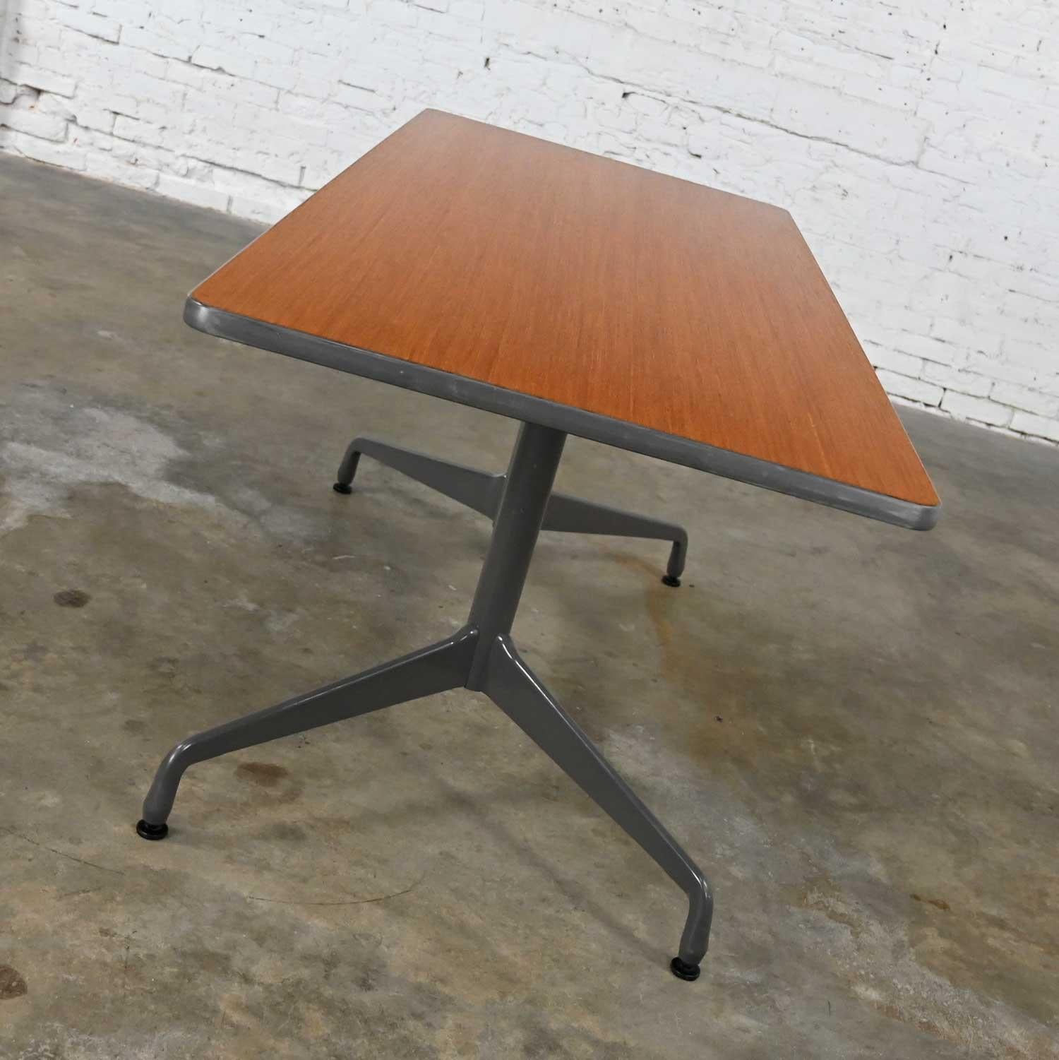 MCM Eames für Herman Miller, rechteckiger Tisch mit Segment-Sockel und rechteckiger Platte in Taupe (Gegossen) im Angebot