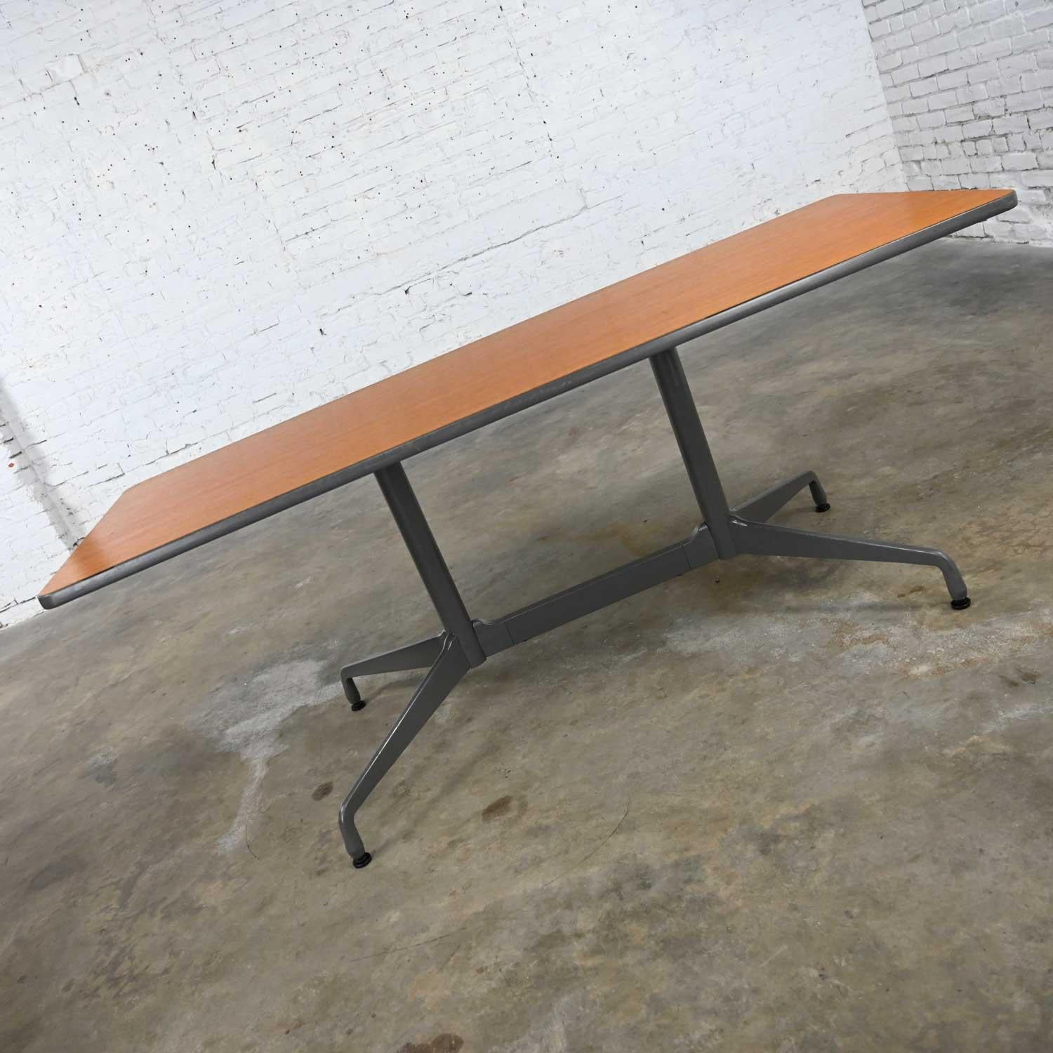 MCM Eames for Herman Miller Segmented Taupe Base Table Rectangular Top (Table à plateau rectangulaire) Bon état - En vente à Topeka, KS