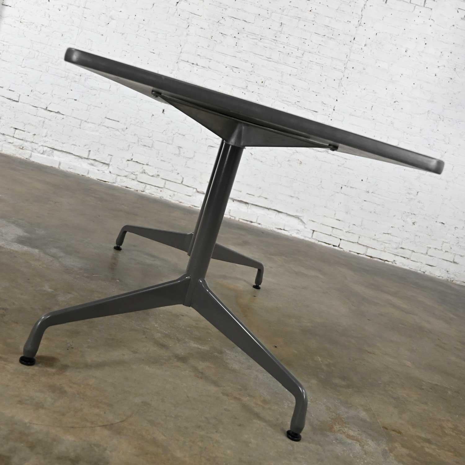 MCM Eames für Herman Miller, rechteckiger Tisch mit Segment-Sockel und rechteckiger Platte in Taupe (21. Jahrhundert und zeitgenössisch) im Angebot
