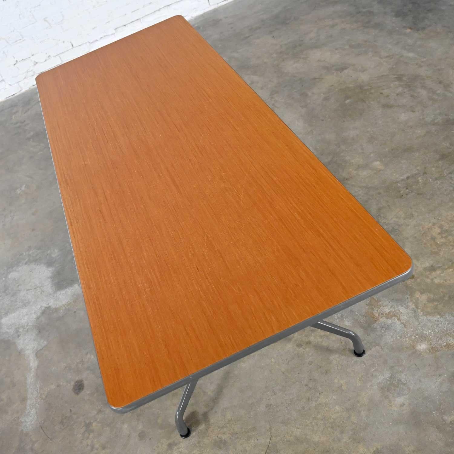 MCM Eames für Herman Miller, rechteckiger Tisch mit Segment-Sockel und rechteckiger Platte in Taupe (Aluminium) im Angebot