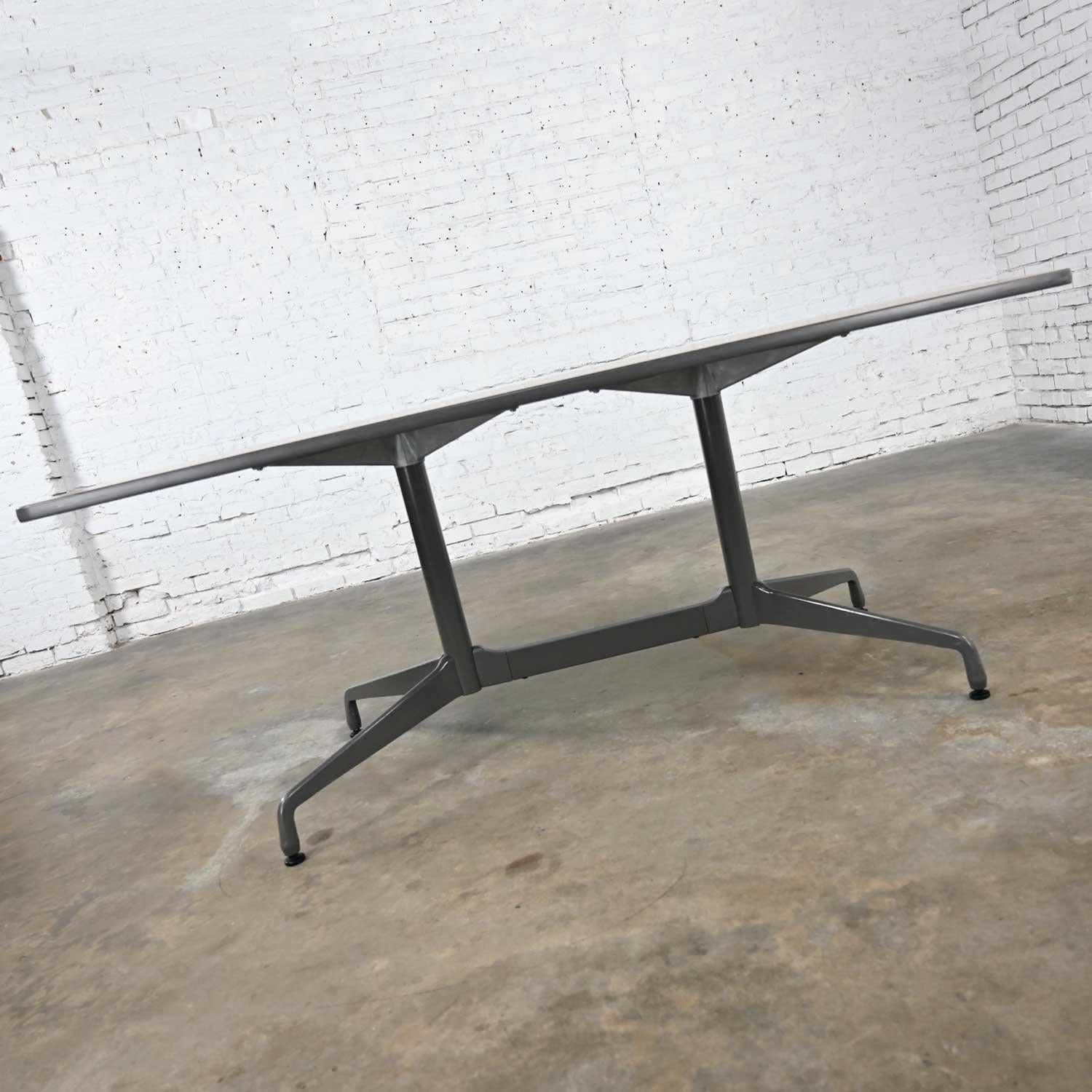 MCM Eames for Herman Miller Segmented Taupe Base Table Rectangular Top (Table à plateau rectangulaire) en vente 1