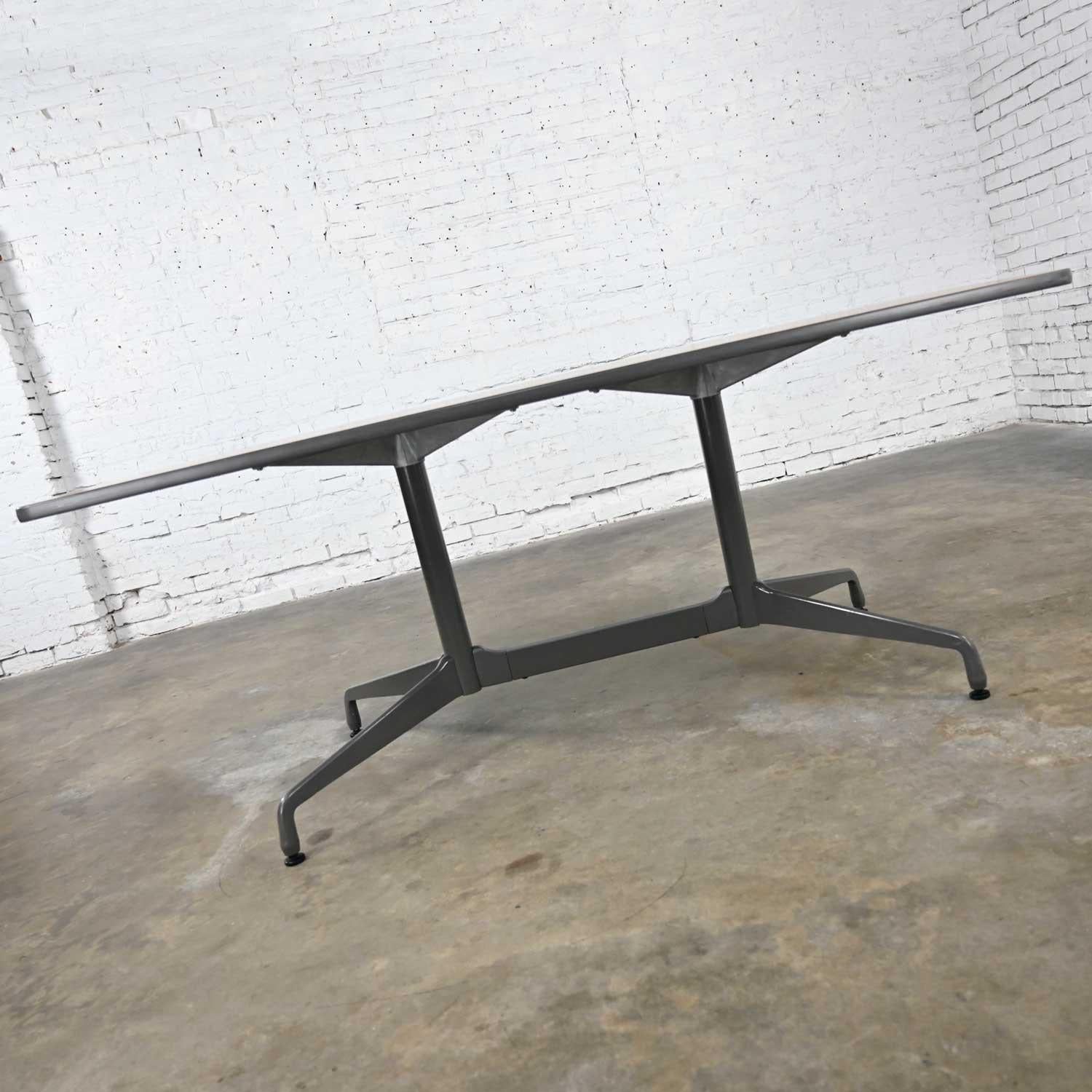 MCM Eames for Herman Miller Segmented Taupe Base Table Rectangular Top (Table à plateau rectangulaire) en vente 1