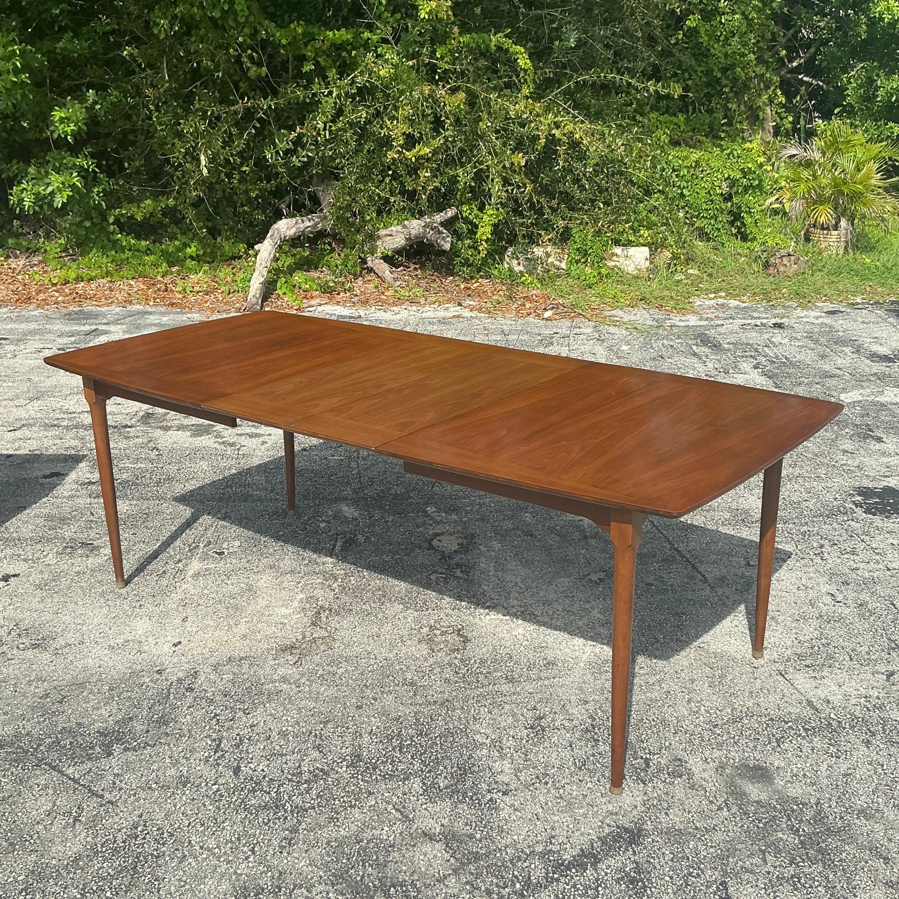 Améliorez votre expérience culinaire avec cet ensemble de table à manger extensible Vintage MCM. Parfait pour les intérieurs de style américain, cet ensemble moderne du milieu du siècle comporte une table élégante et extensible qui offre à la fois