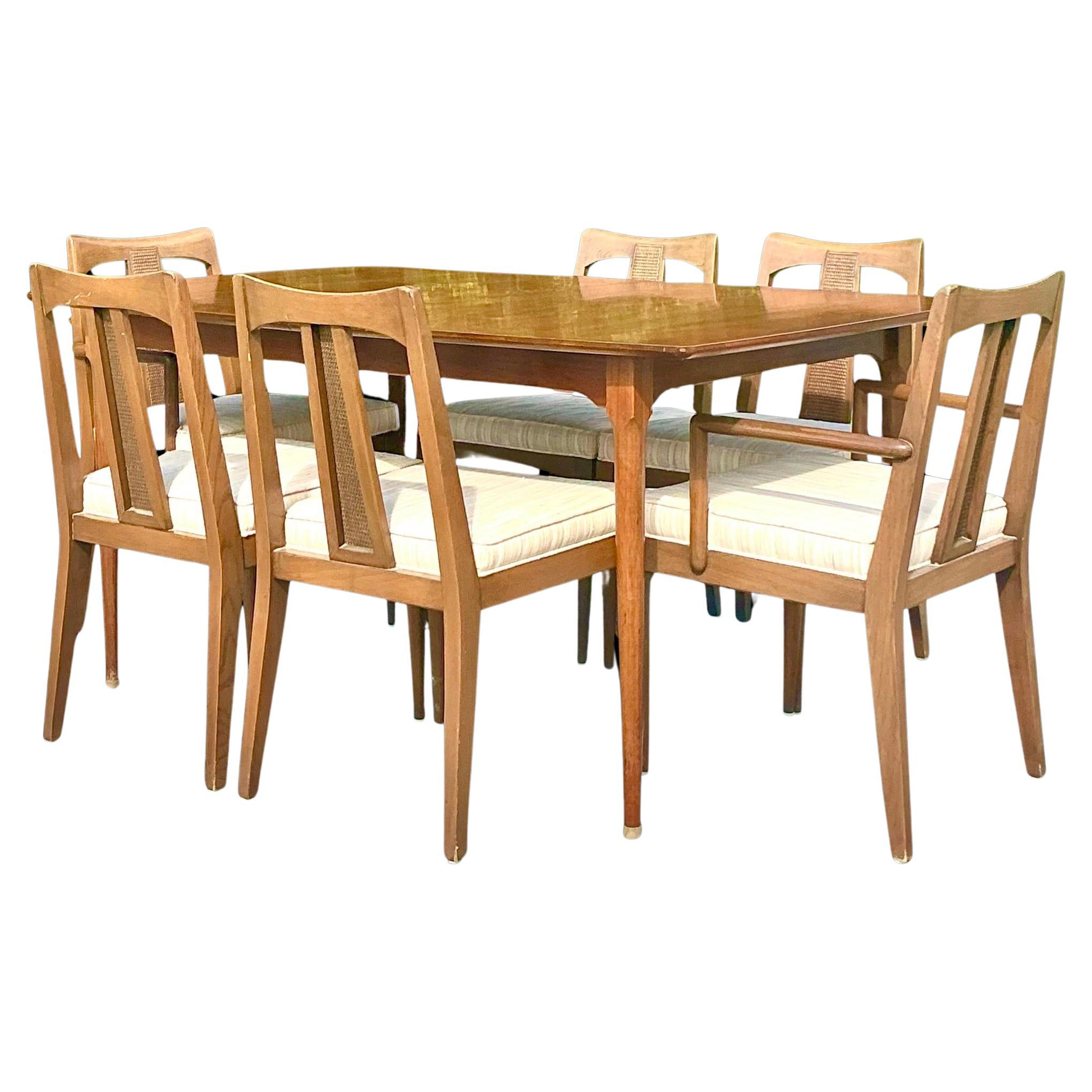 How does an extendable table work?