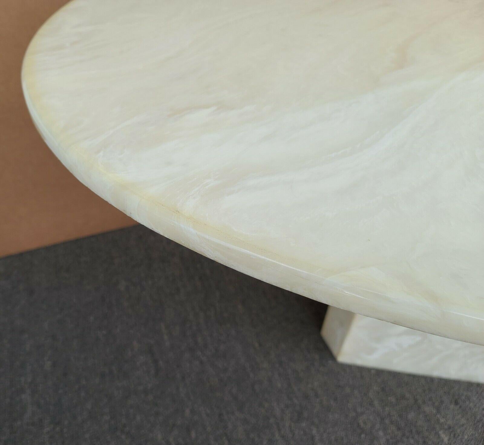 Table de salle à manger ovale vintage en faux marbre Solid Resin de MCM en vente 2