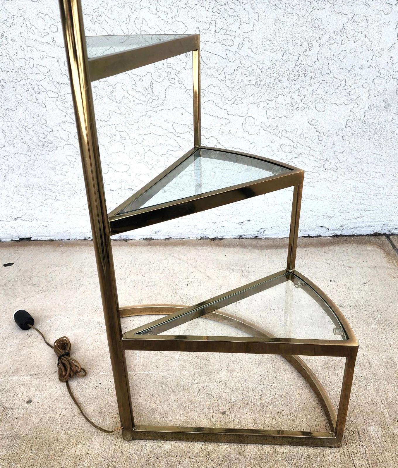 Lampada da terra MCM vintage a 3 livelli in ottone e vetro in vendita 4