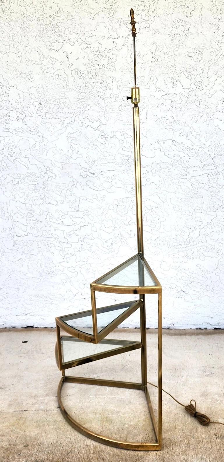 Mid-Century moderno Lampada da terra MCM vintage a 3 livelli in ottone e vetro in vendita