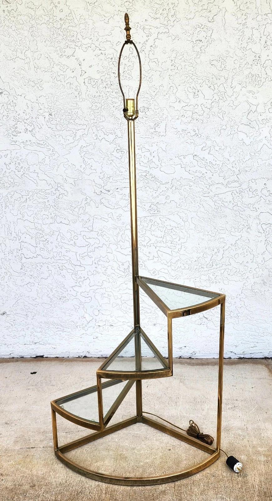 Lampada da terra MCM vintage a 3 livelli in ottone e vetro In condizioni buone in vendita a Lake Worth, FL