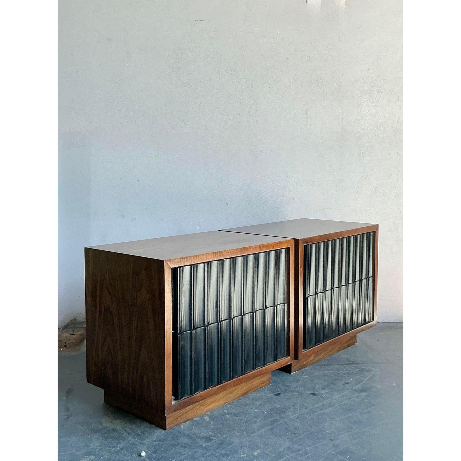 Minimalismo Comodini scanalati in legno MCM vintage - Una coppia in vendita