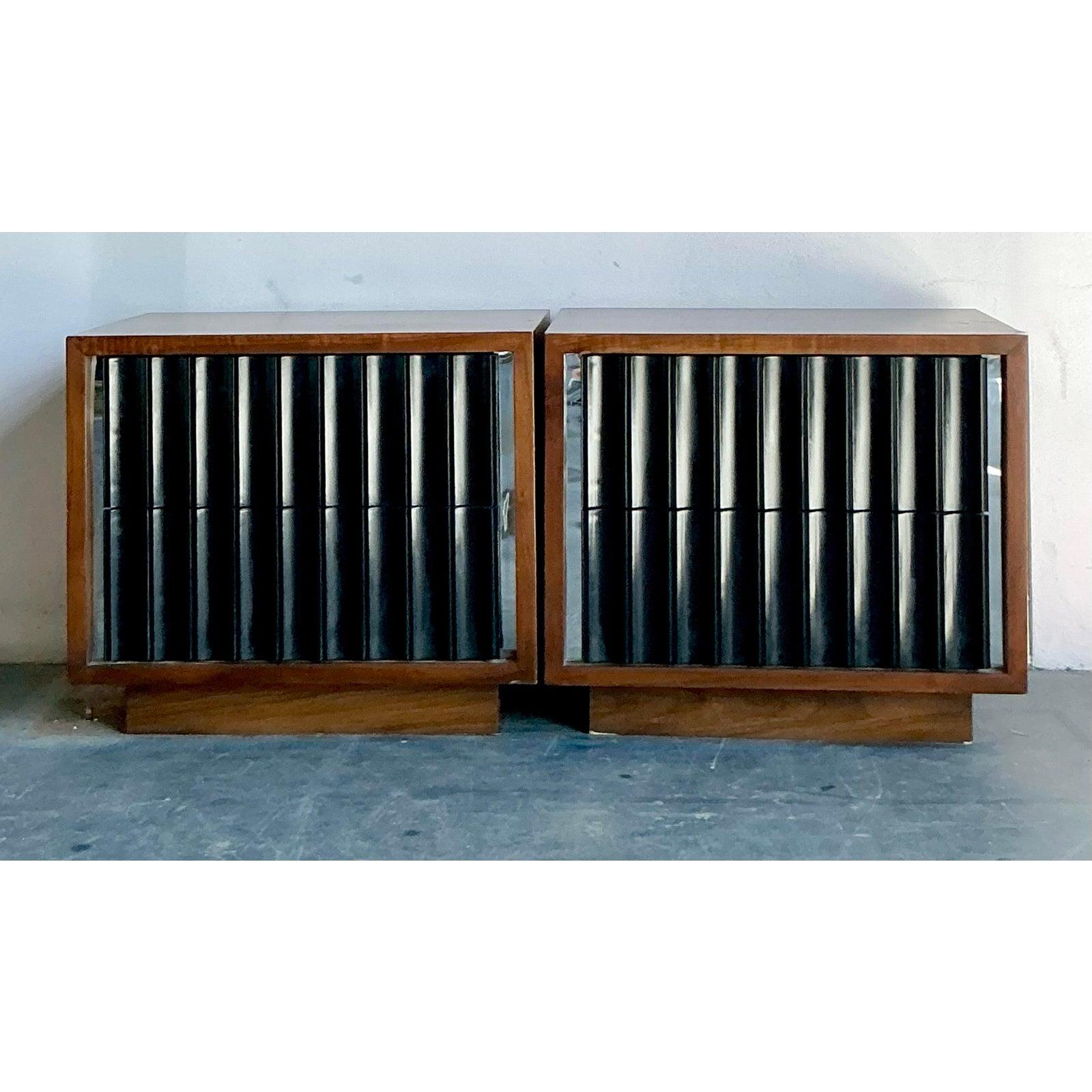Americano Comodini scanalati in legno MCM vintage - Una coppia in vendita