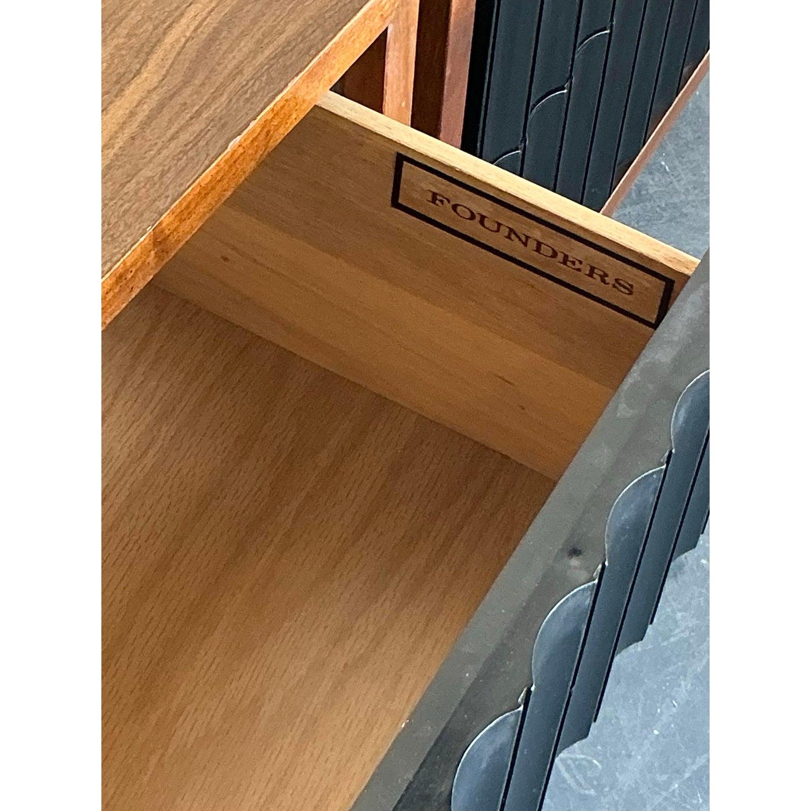XX secolo Comodini scanalati in legno MCM vintage - Una coppia in vendita