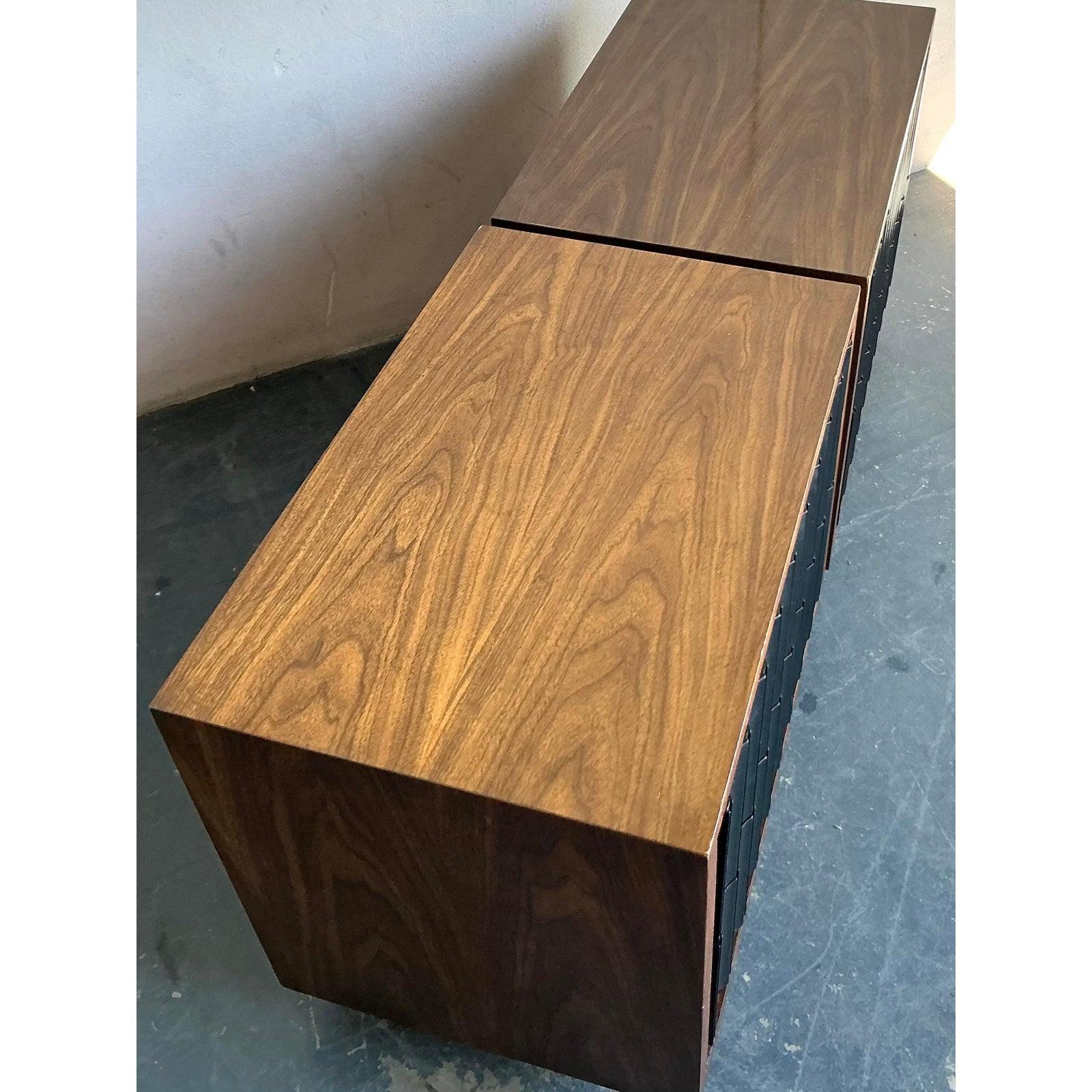 Noce Comodini scanalati in legno MCM vintage - Una coppia in vendita