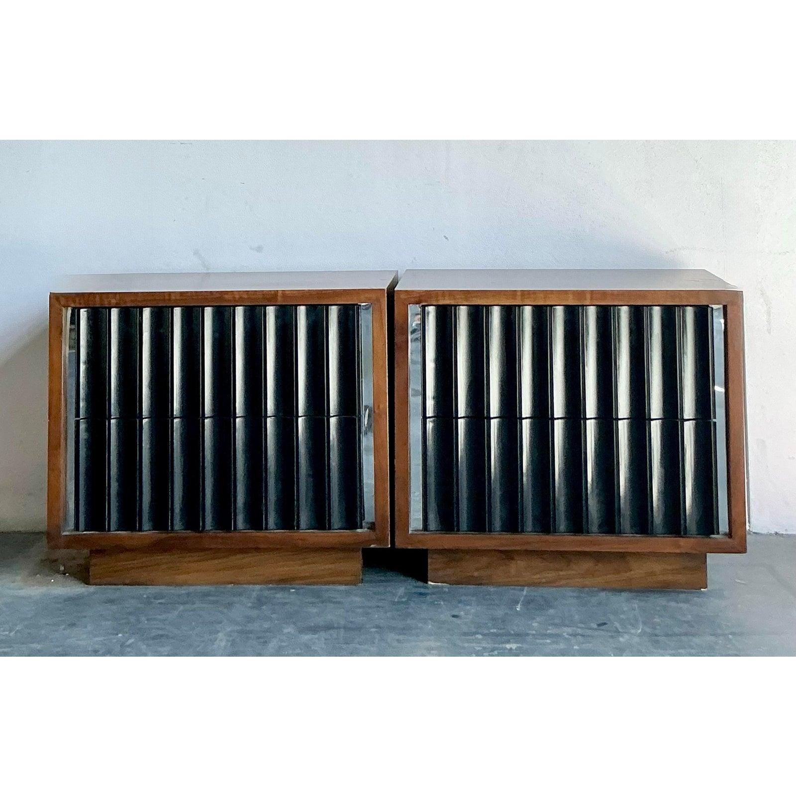 Comodini scanalati in legno MCM vintage - Una coppia in vendita 1