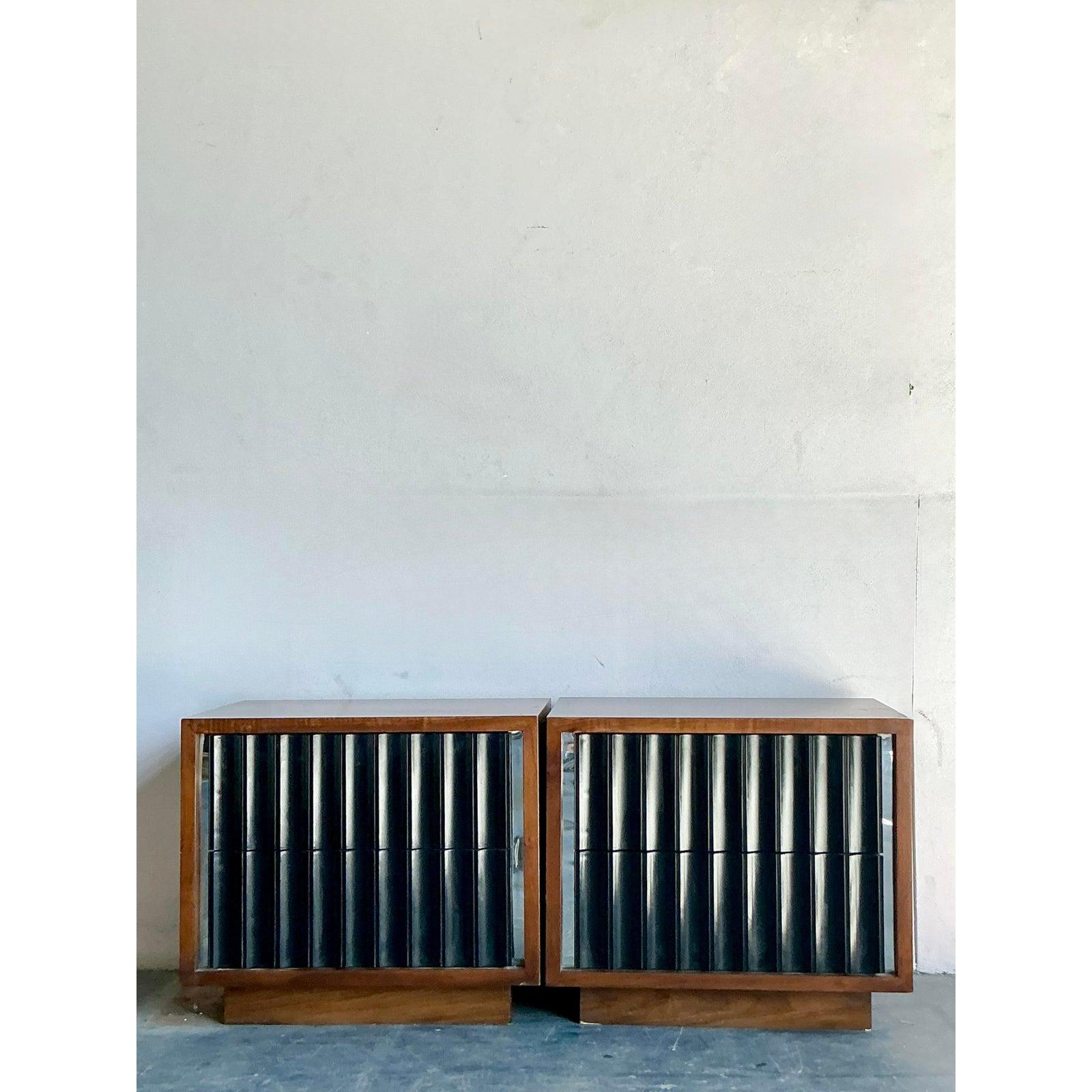 Comodini scanalati in legno MCM vintage - Una coppia in vendita 2