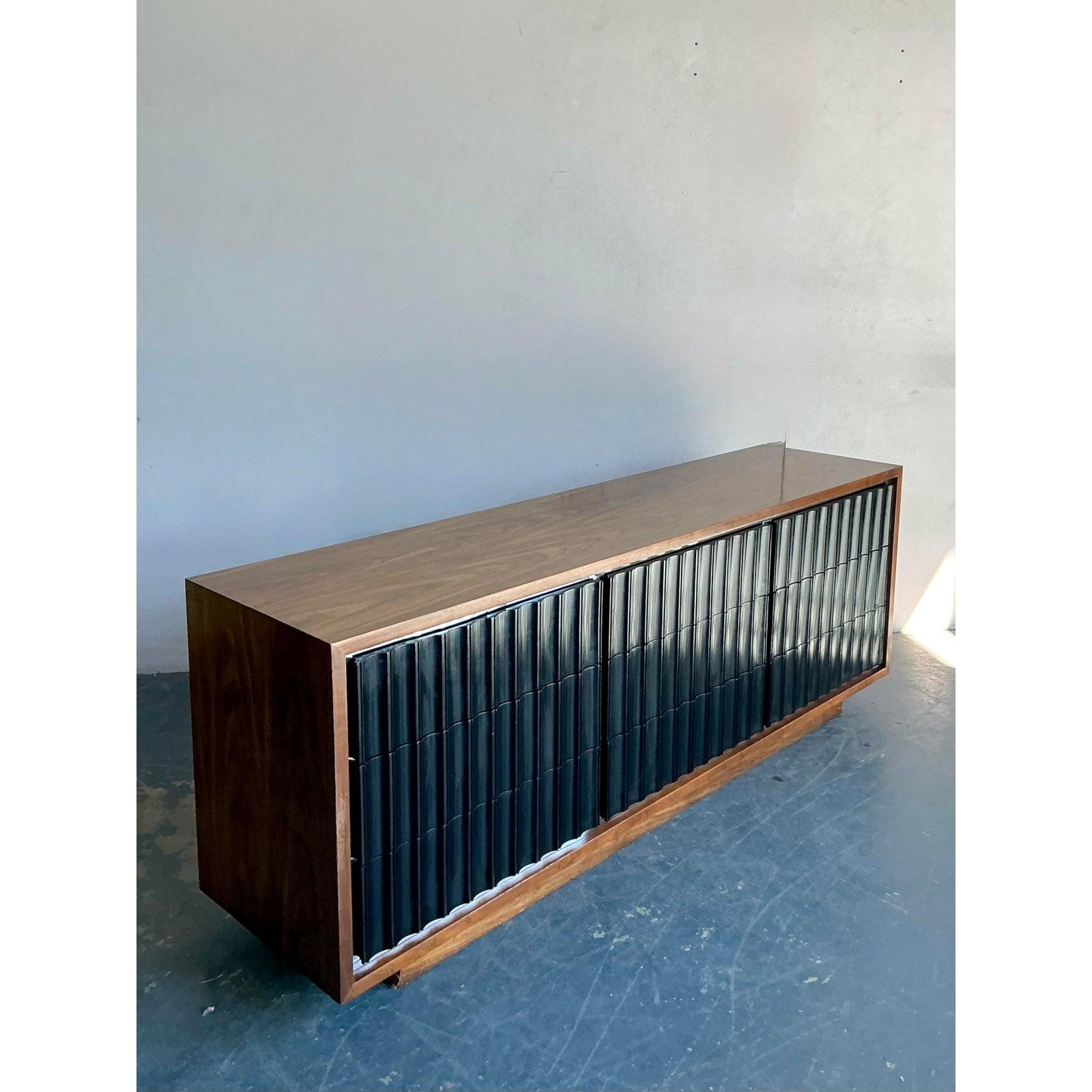 Minimalismo Credenza scanalata in legno d'epoca MCM Founders in vendita