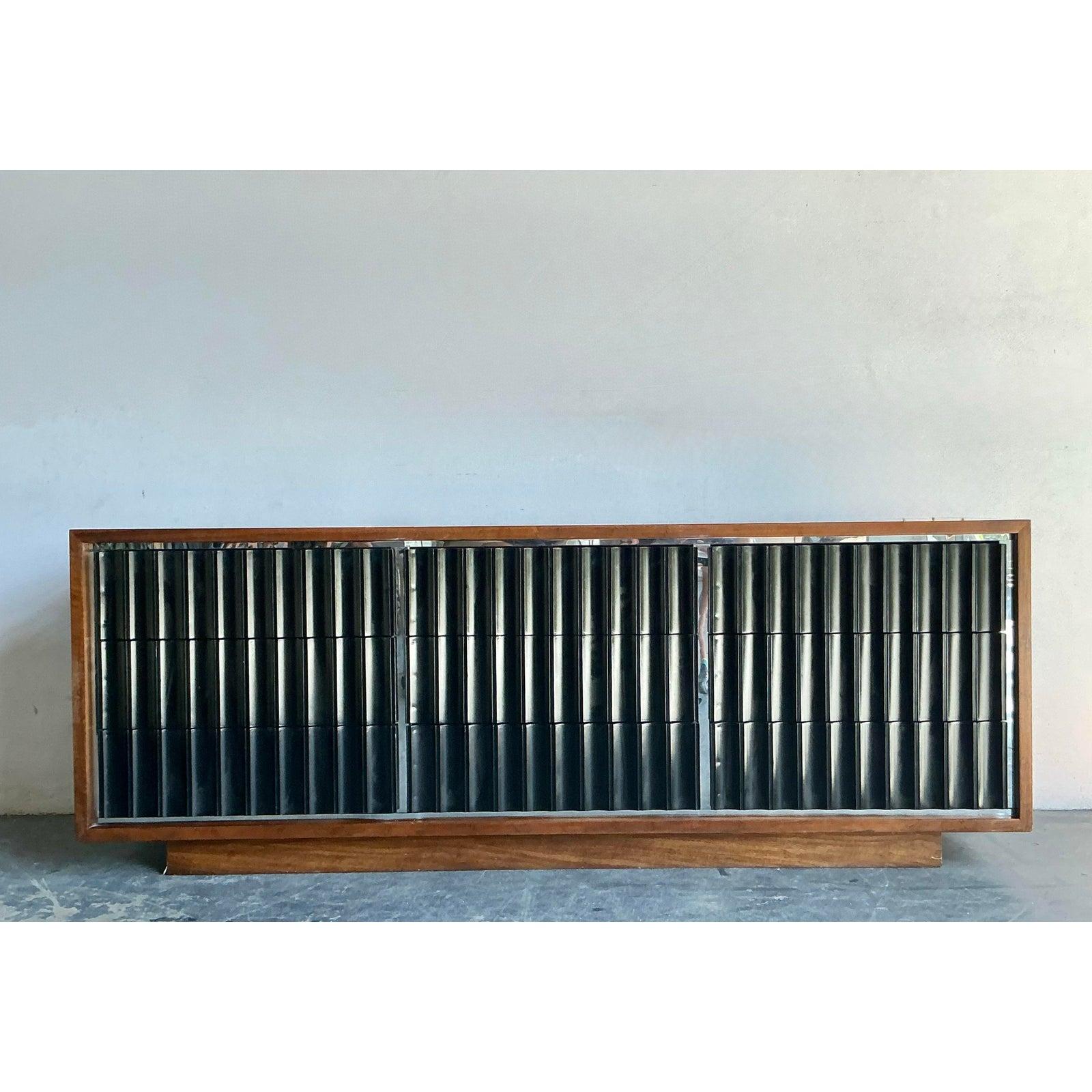 Credenza scanalata in legno d'epoca MCM Founders In condizioni buone in vendita a West Palm Beach, FL