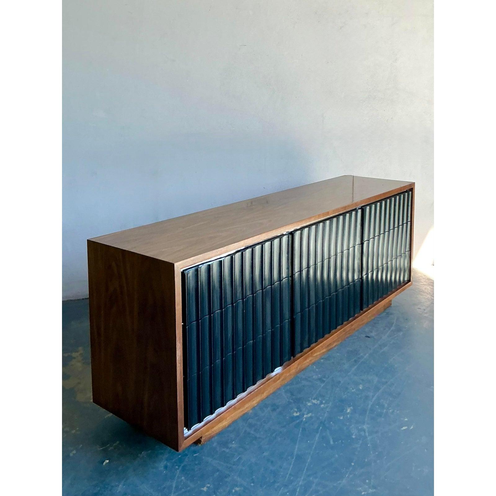 XX secolo Credenza scanalata in legno d'epoca MCM Founders in vendita