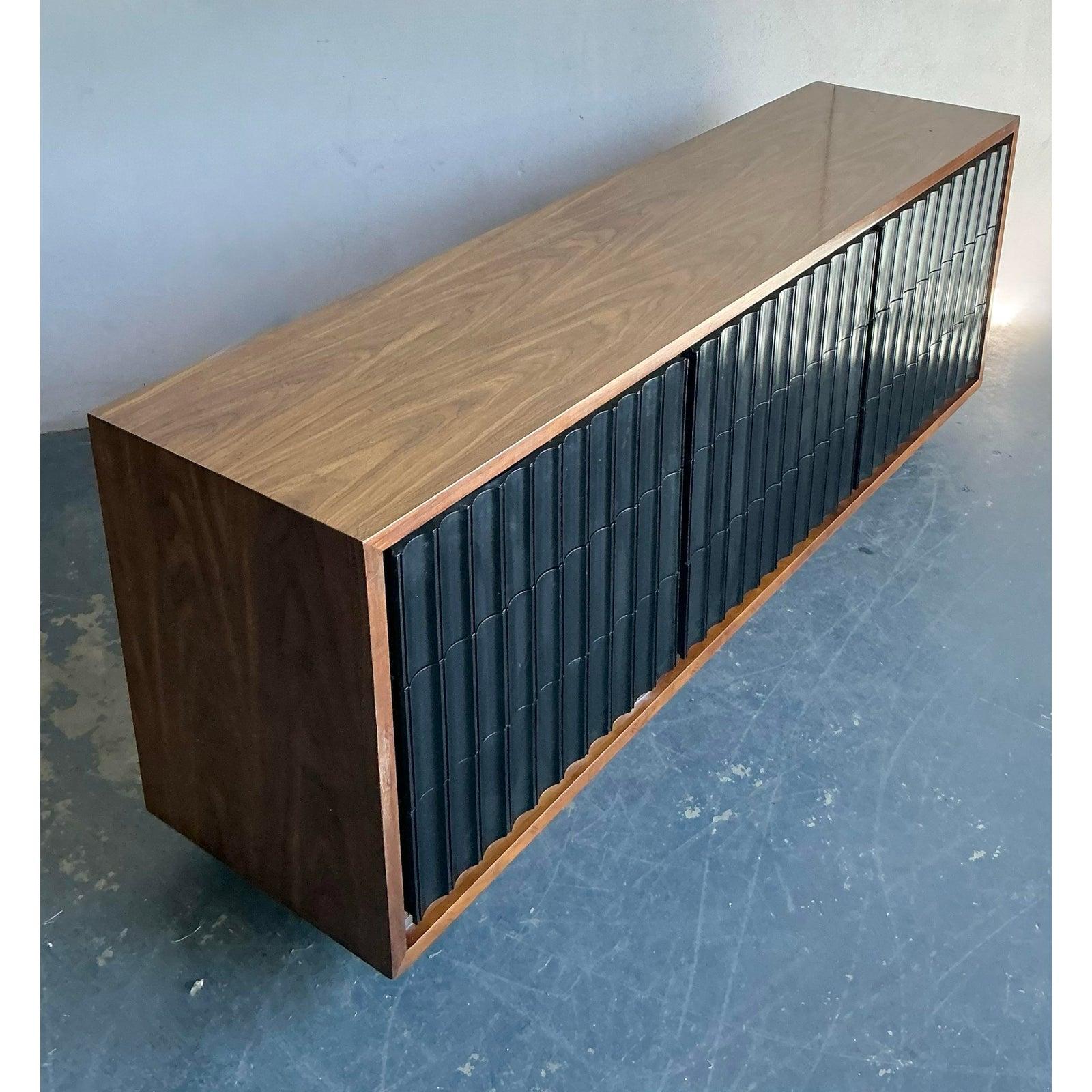 Noce Credenza scanalata in legno d'epoca MCM Founders in vendita