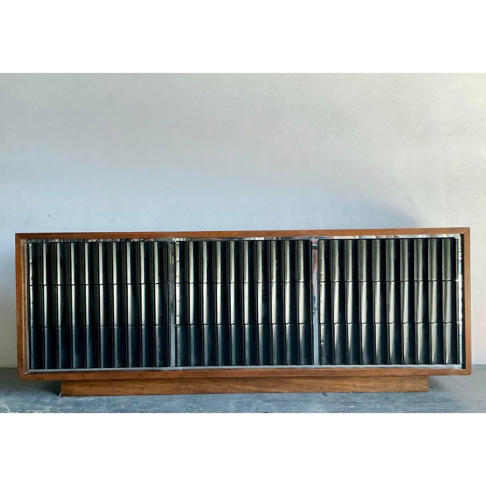 Credenza scanalata in legno d'epoca MCM Founders in vendita 2
