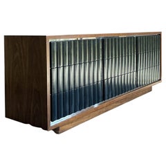 Credenza scanalata in legno d'epoca MCM Founders