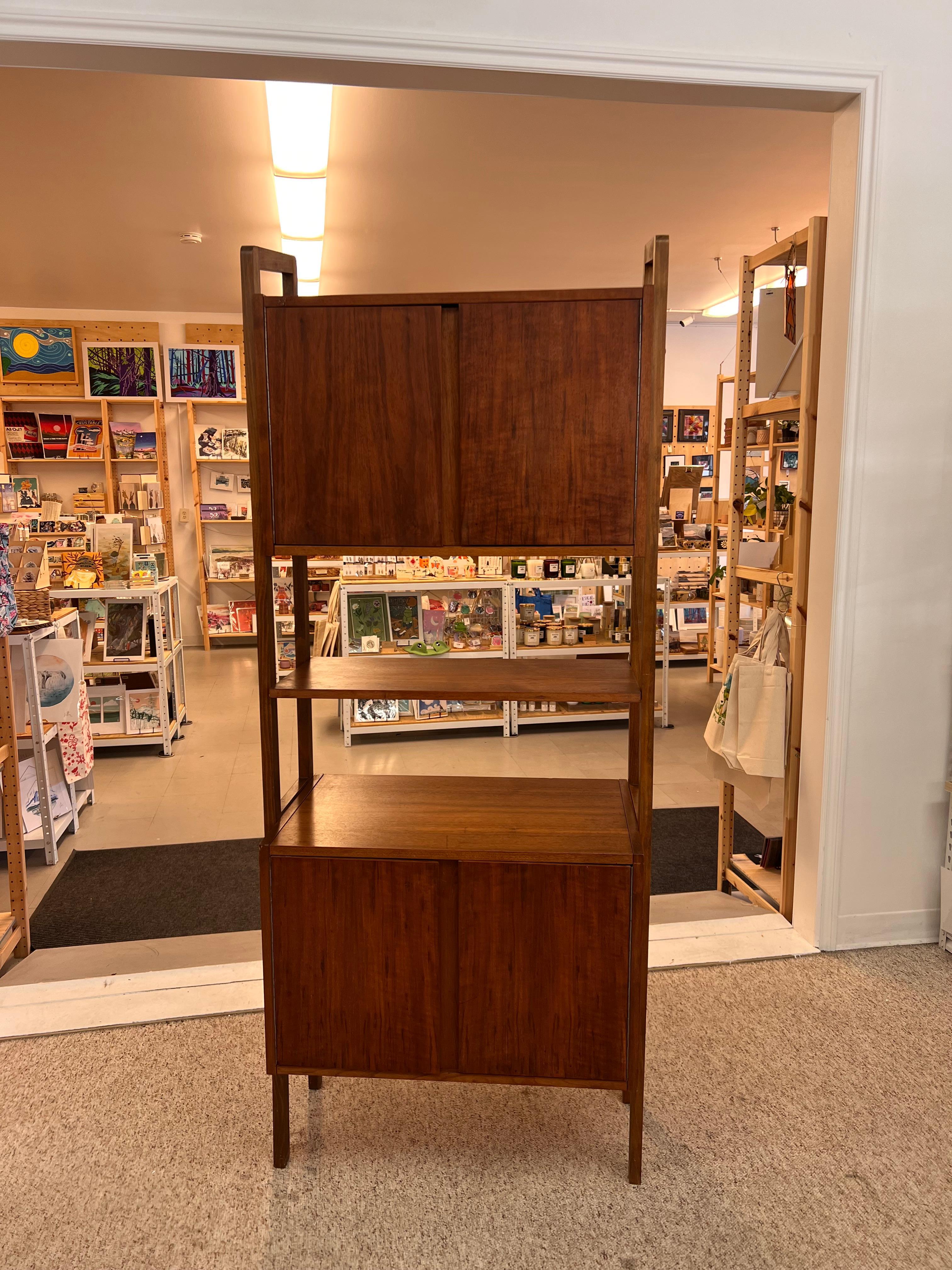 Vintage MCM  Armoire murale sur pied de séparation de pièce avec 3 tiroirs en vente 4