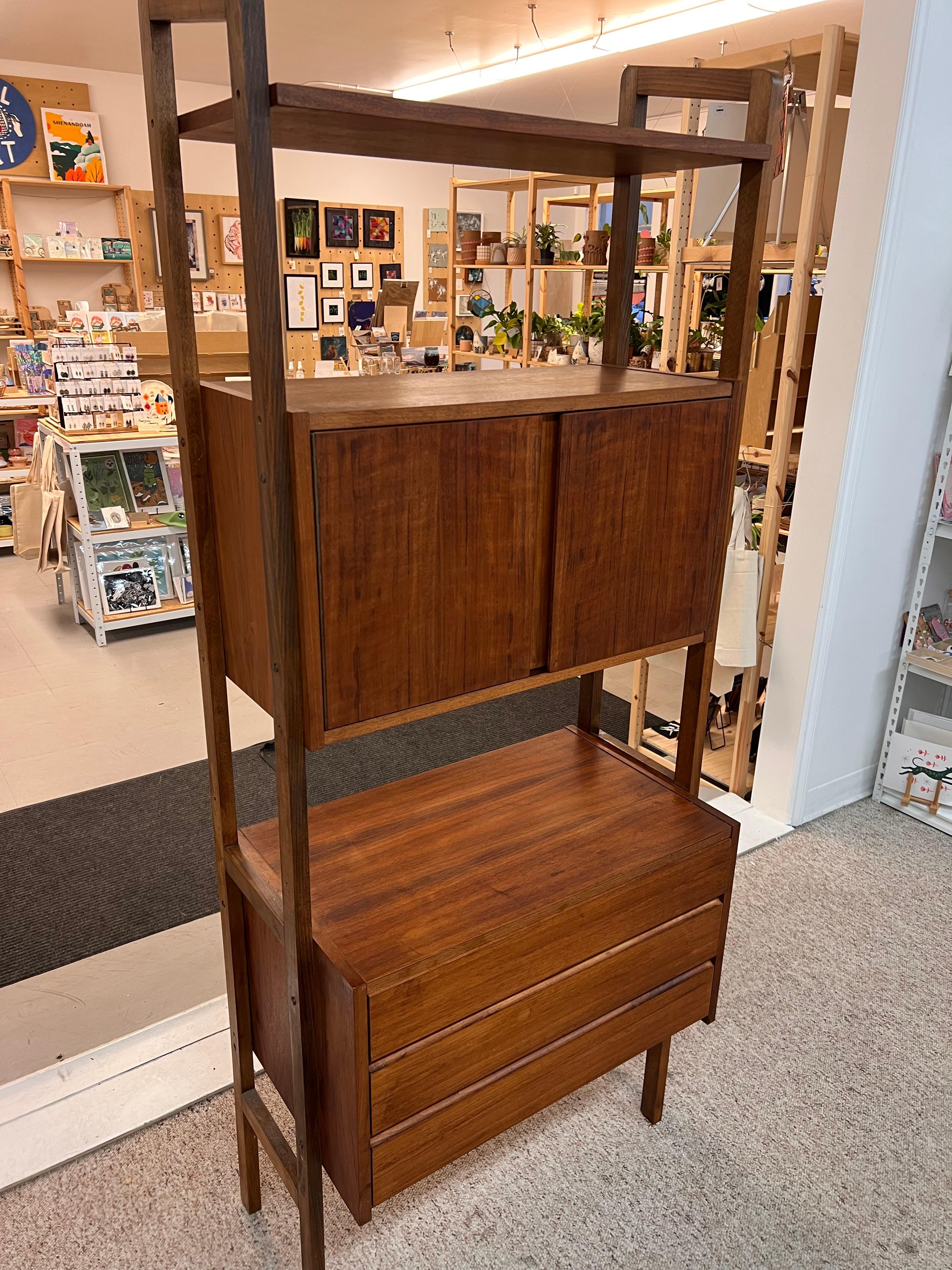 Mid-Century Modern Vintage MCM  Armoire murale sur pied de séparation de pièce avec 3 tiroirs en vente