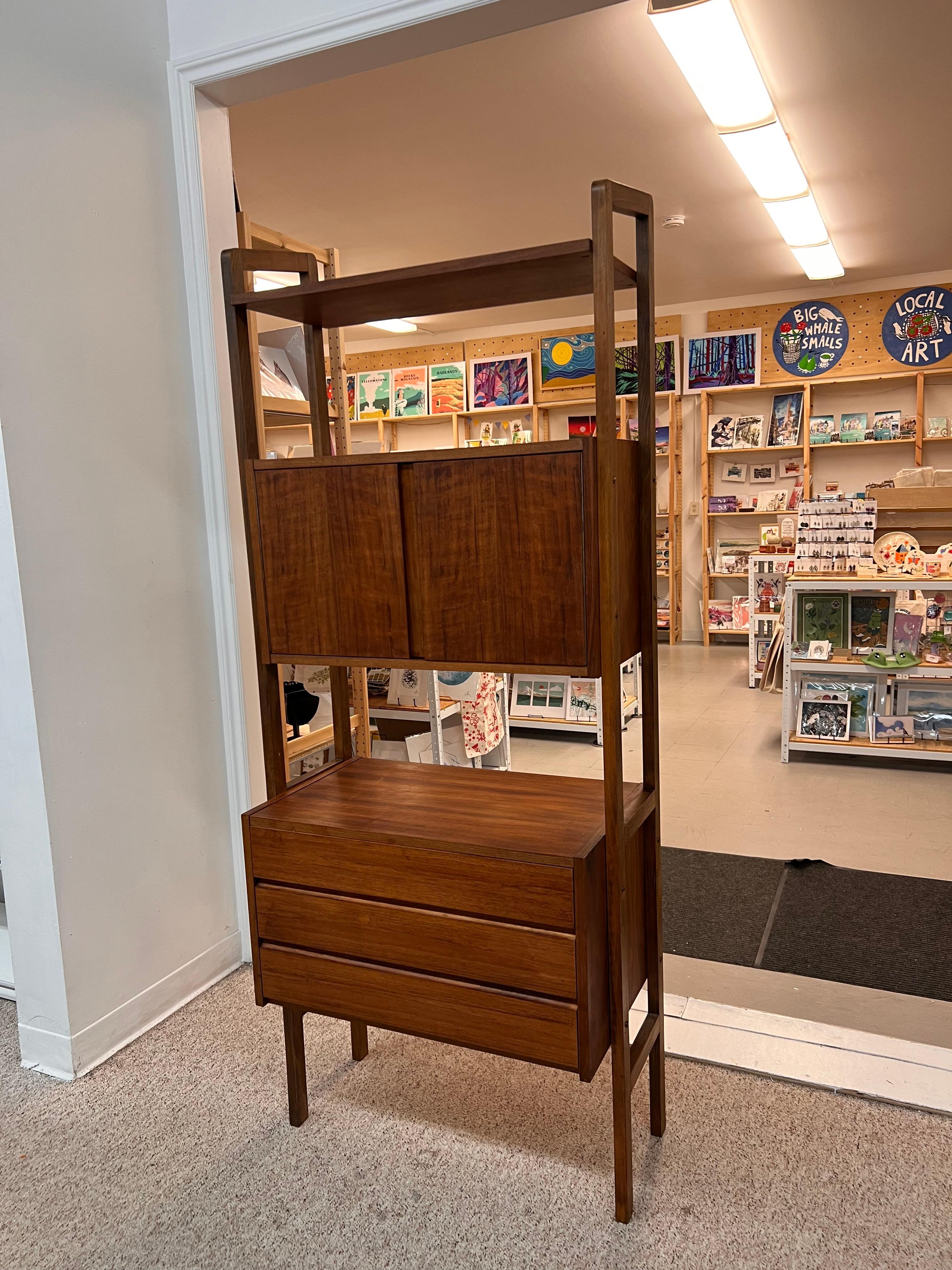 Vintage MCM  Armoire murale sur pied de séparation de pièce avec 3 tiroirs Bon état - En vente à Seattle, WA