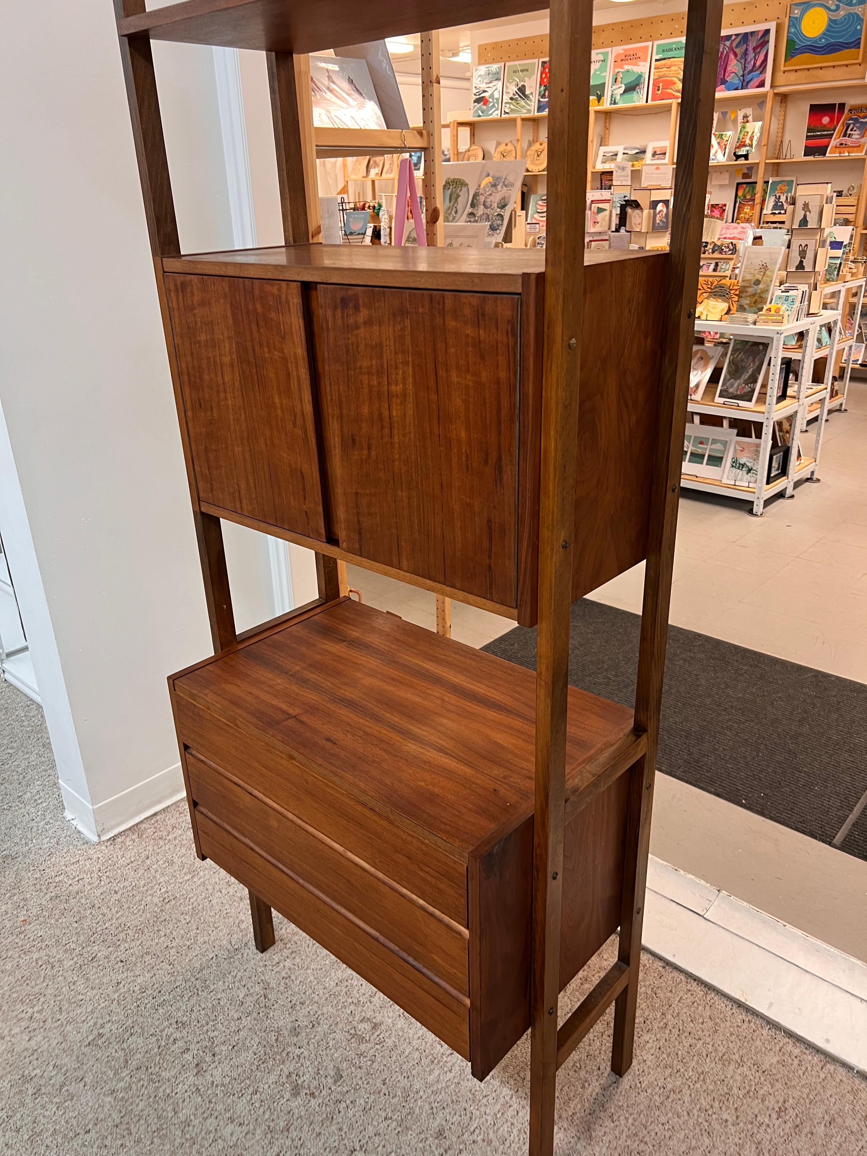 Fin du 20e siècle Vintage MCM  Armoire murale sur pied de séparation de pièce avec 3 tiroirs en vente