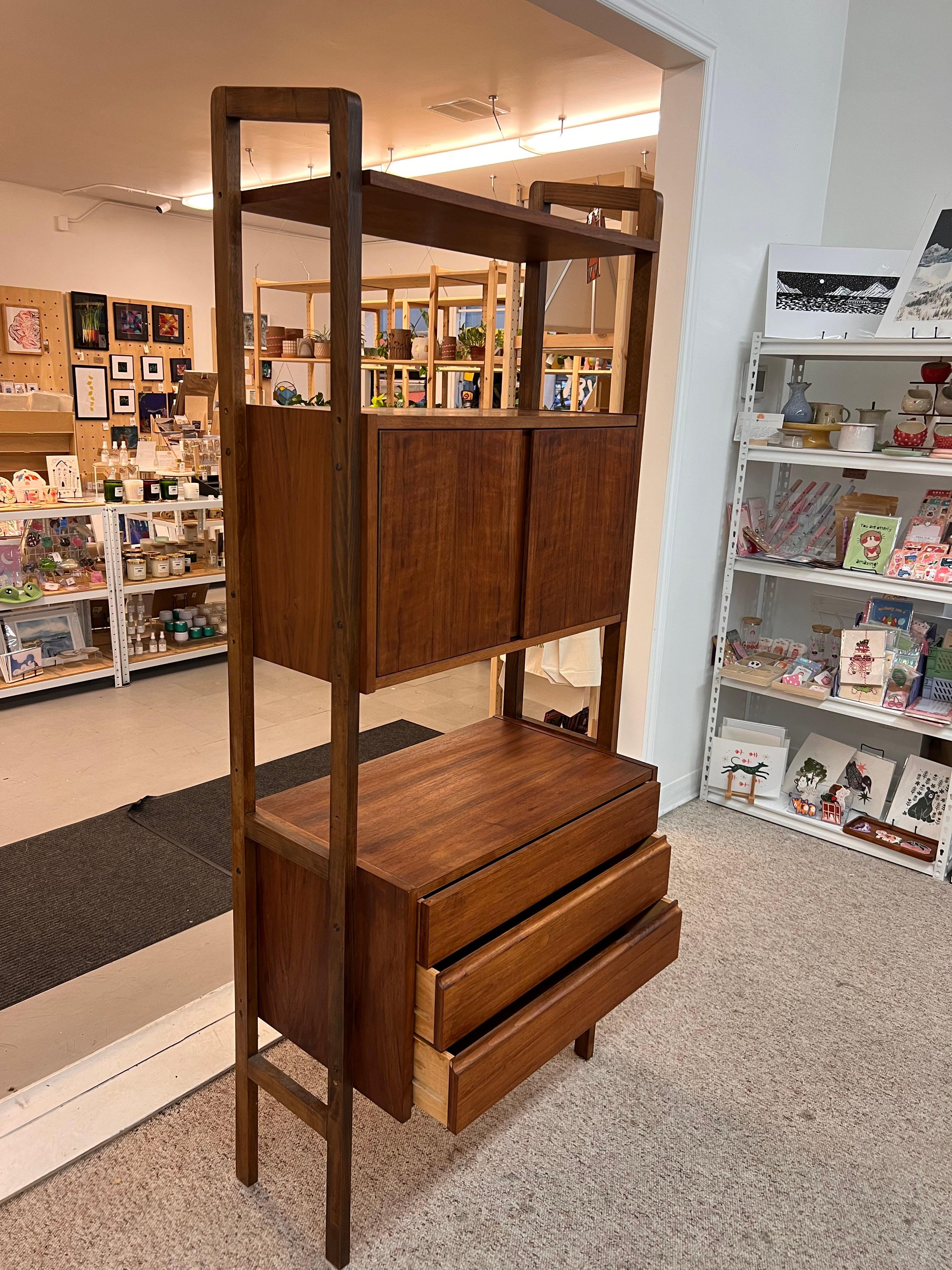 Noyer Vintage MCM  Armoire murale sur pied de séparation de pièce avec 3 tiroirs en vente
