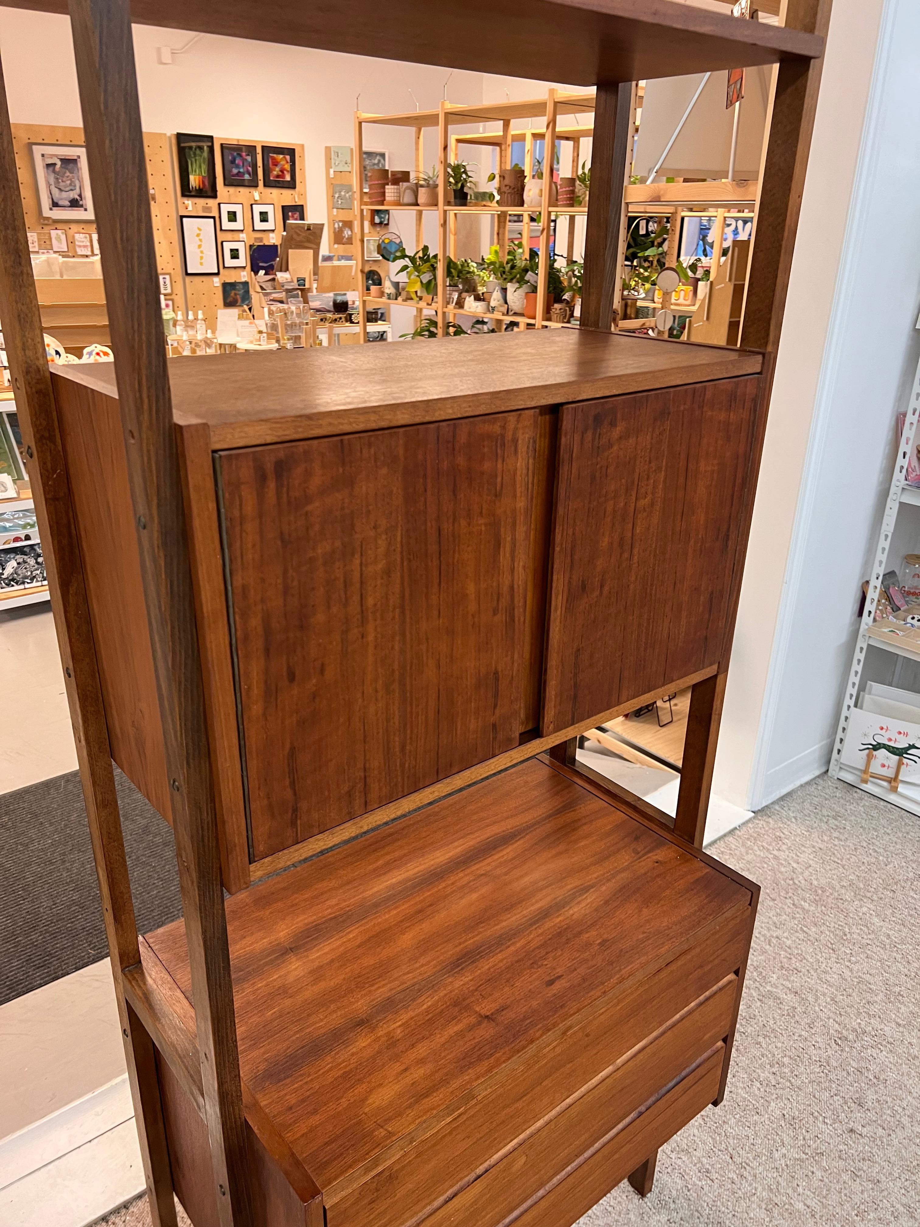 Vintage MCM  Armoire murale sur pied de séparation de pièce avec 3 tiroirs en vente 2