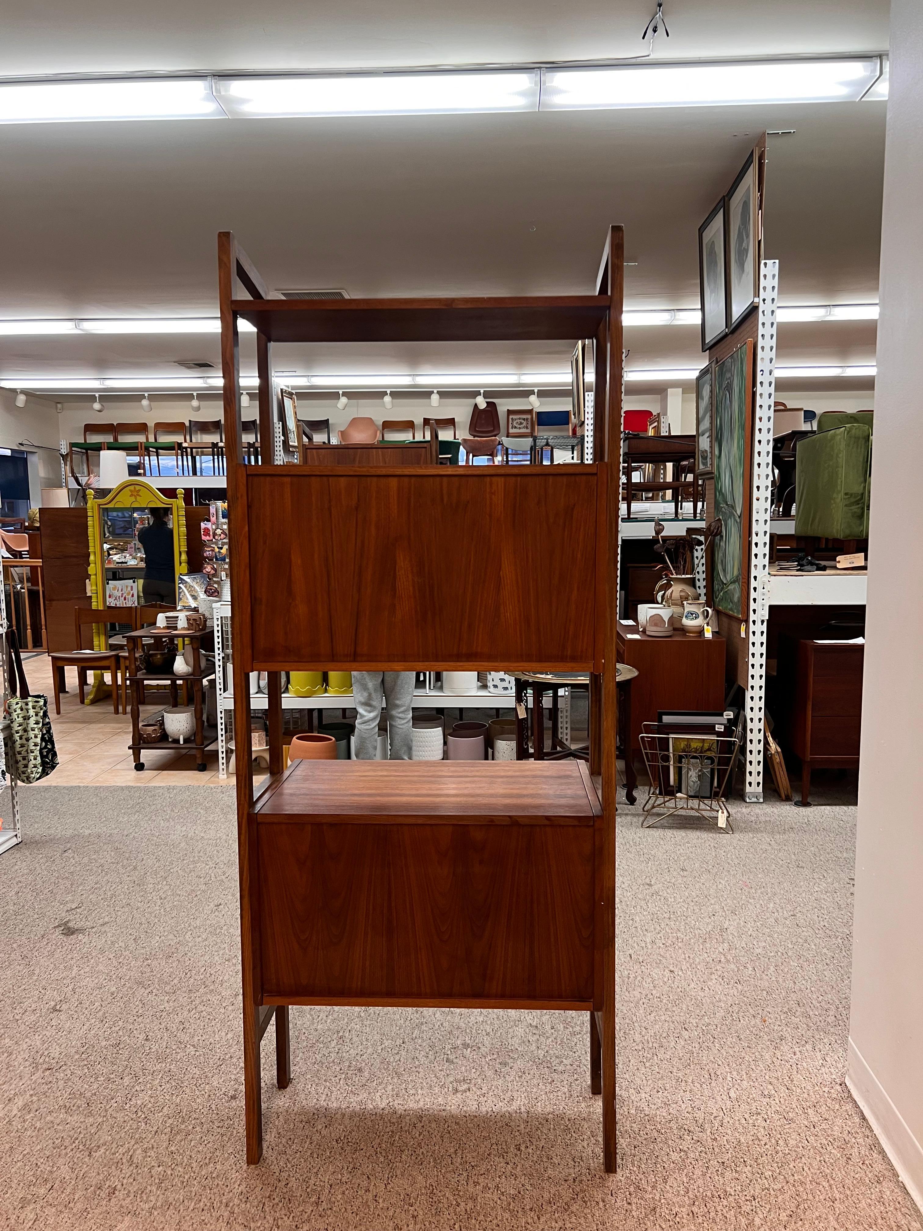 Vintage MCM  Armoire murale sur pied de séparation de pièce avec 3 tiroirs en vente 3