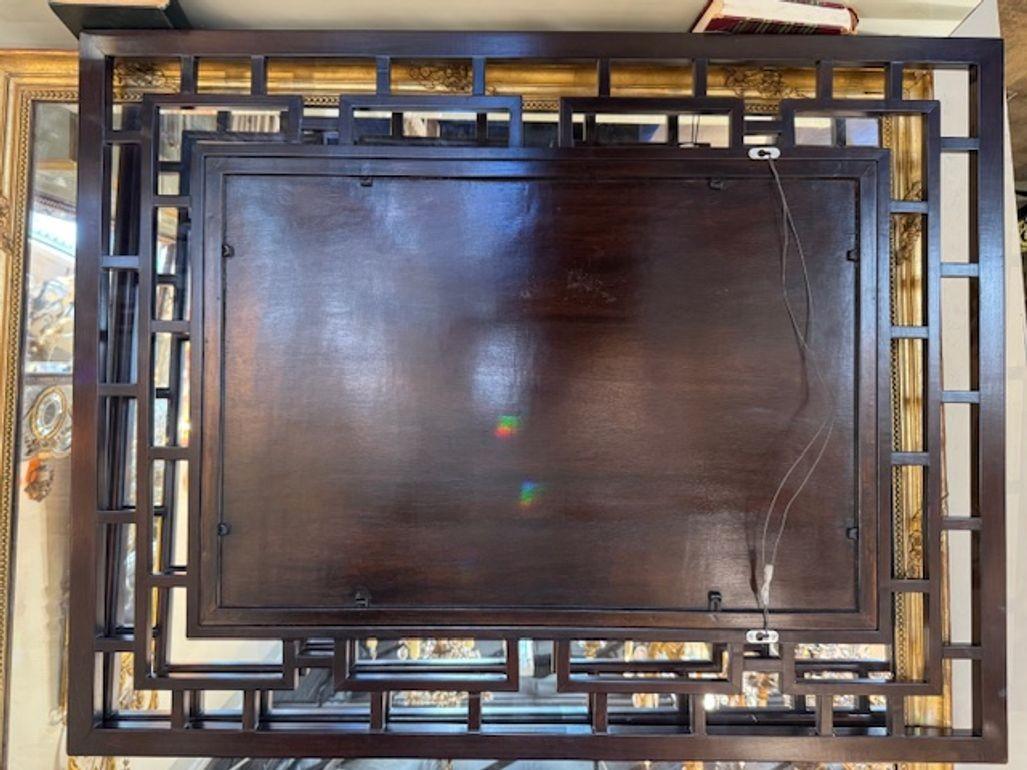 Geometrischer MCM-Spiegel aus Mahagoni im Vintage-Stil. Er vereint klare Linien, reiche Holztöne und skulpturale Formen. Diese Spiegel haben oft eckige oder asymmetrische Rahmen, die ideal sind, um einem Raum Wärme und architektonisches Interesse zu