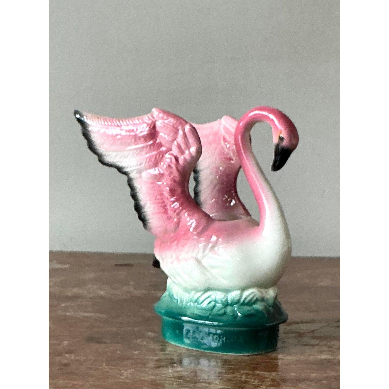 Donnez à votre espace une touche de charme fantaisiste et de modernité du milieu du siècle avec cette ravissante jardinière vintage en forme de flamant rose. Fabriquée en céramique émaillée, cette pièce reprend l'esthétique tropicale emblématique