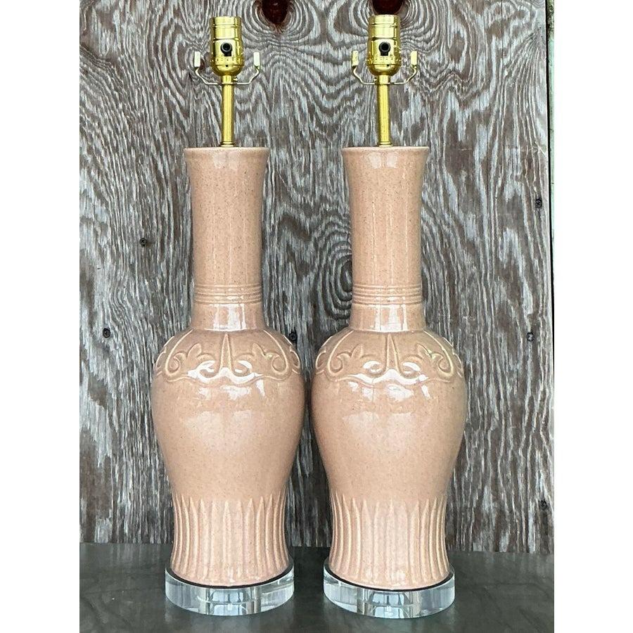 Vintage Mid-Century Modern (MCM) Lampen aus glasierter Keramik sind ikonische Stücke, die zeitlose Raffinesse in jeden Raum bringen. Bekannt für ihr schlichtes Design und ihre lebendigen, hochglänzenden Oberflächen, zeigen diese Lampen die