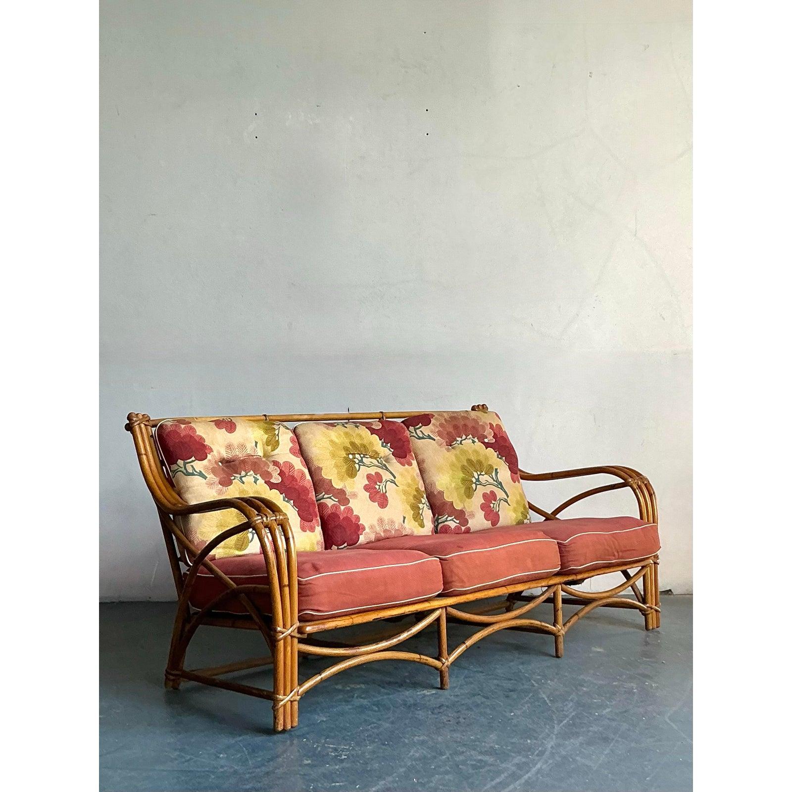 Ancrez votre espace de vie avec le glamour tranquille de ce rare canapé en rotin vintage de Heywood Wakefield. Cette chaise trois places, emblématique du design américain du milieu du siècle, présente le savoir-faire emblématique de la marque en