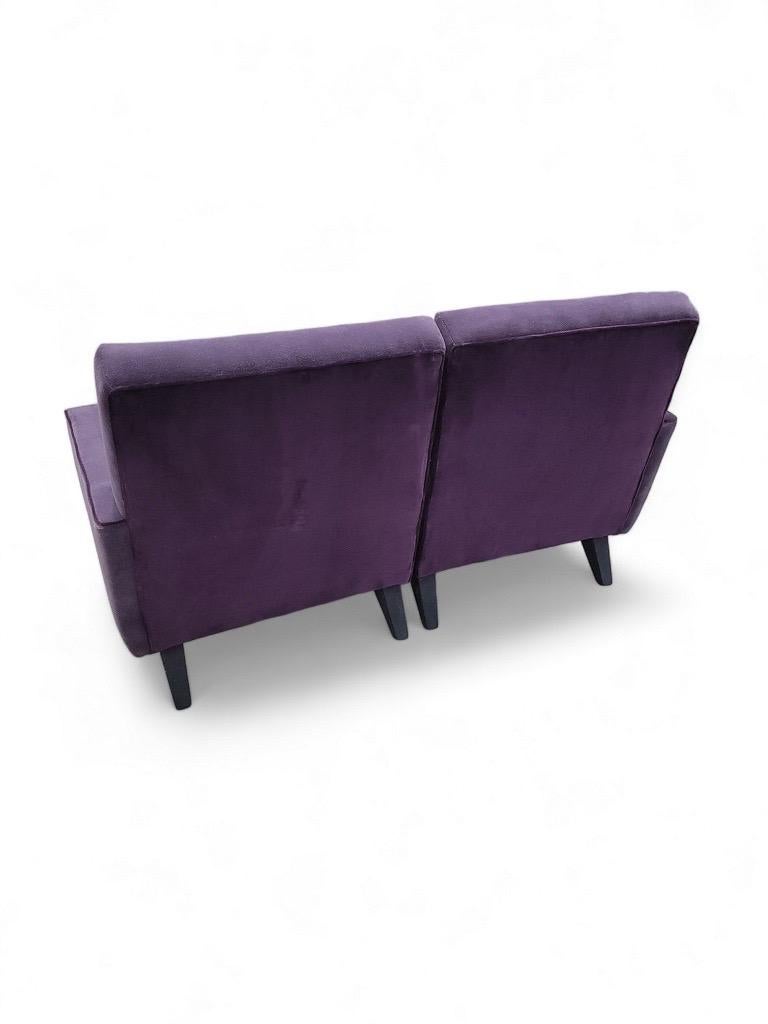 Vintage Mid Century Modern Rare Jens Risom Split Single Arm Lounge Chairs Neu gepolstert in High End Royal Purple Mohair und Violet Velvet - Set von 2

Wir haben dieses zweiteilige Jens Risom-Sofa in einem luxuriösen, tiefvioletten Mohair und Samt