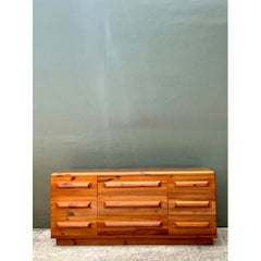 Cómoda vintage MCM de pino nudoso