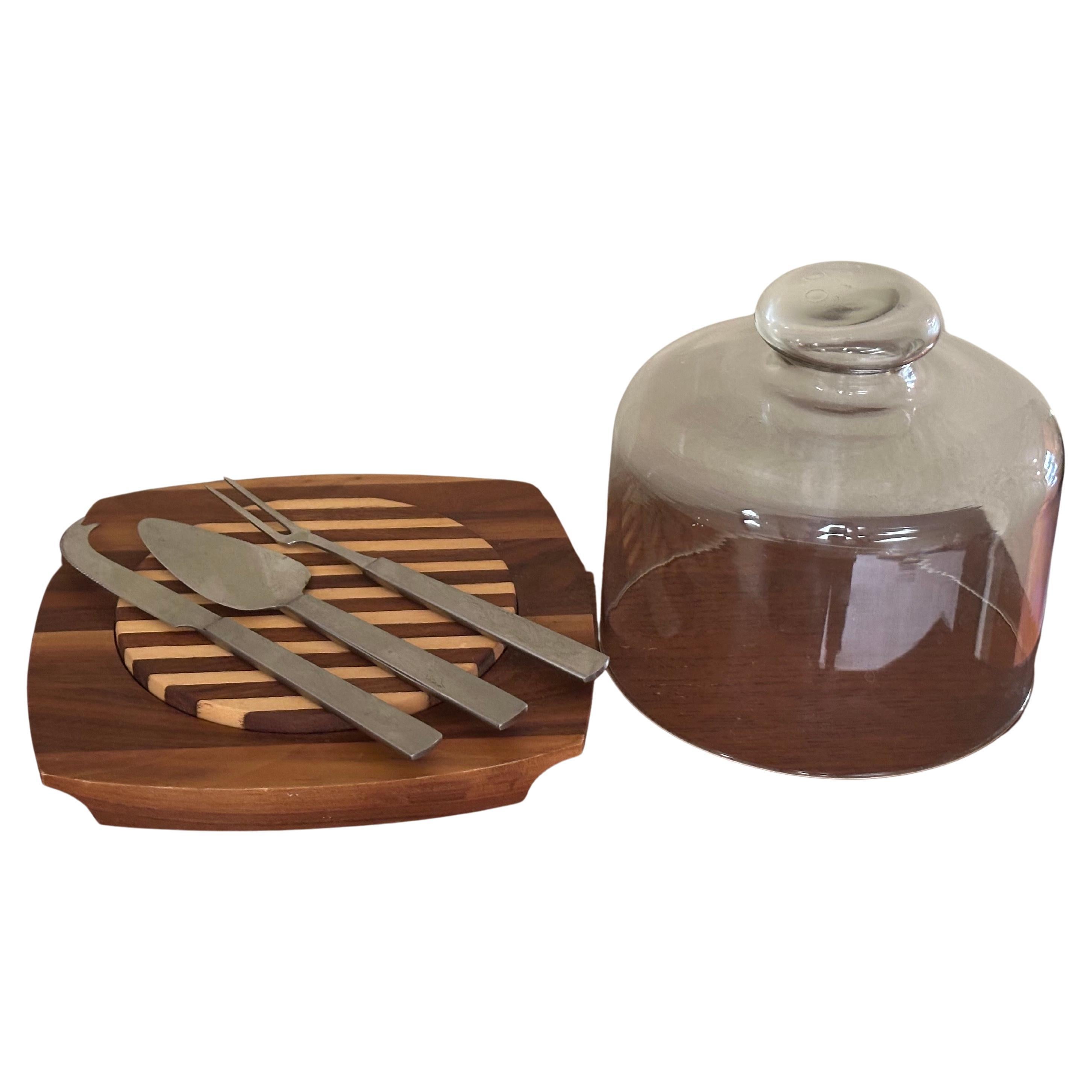 Tabla para quesos Kustom Kraft y cúpula de cristal con tres utensilios italianos Latama, de mediados del siglo XX, hacia los años sesenta. Una estupenda y compacta tabla de quesos MCM Kustom Kraft y cúpula de cristal con el añadido de tres raros
