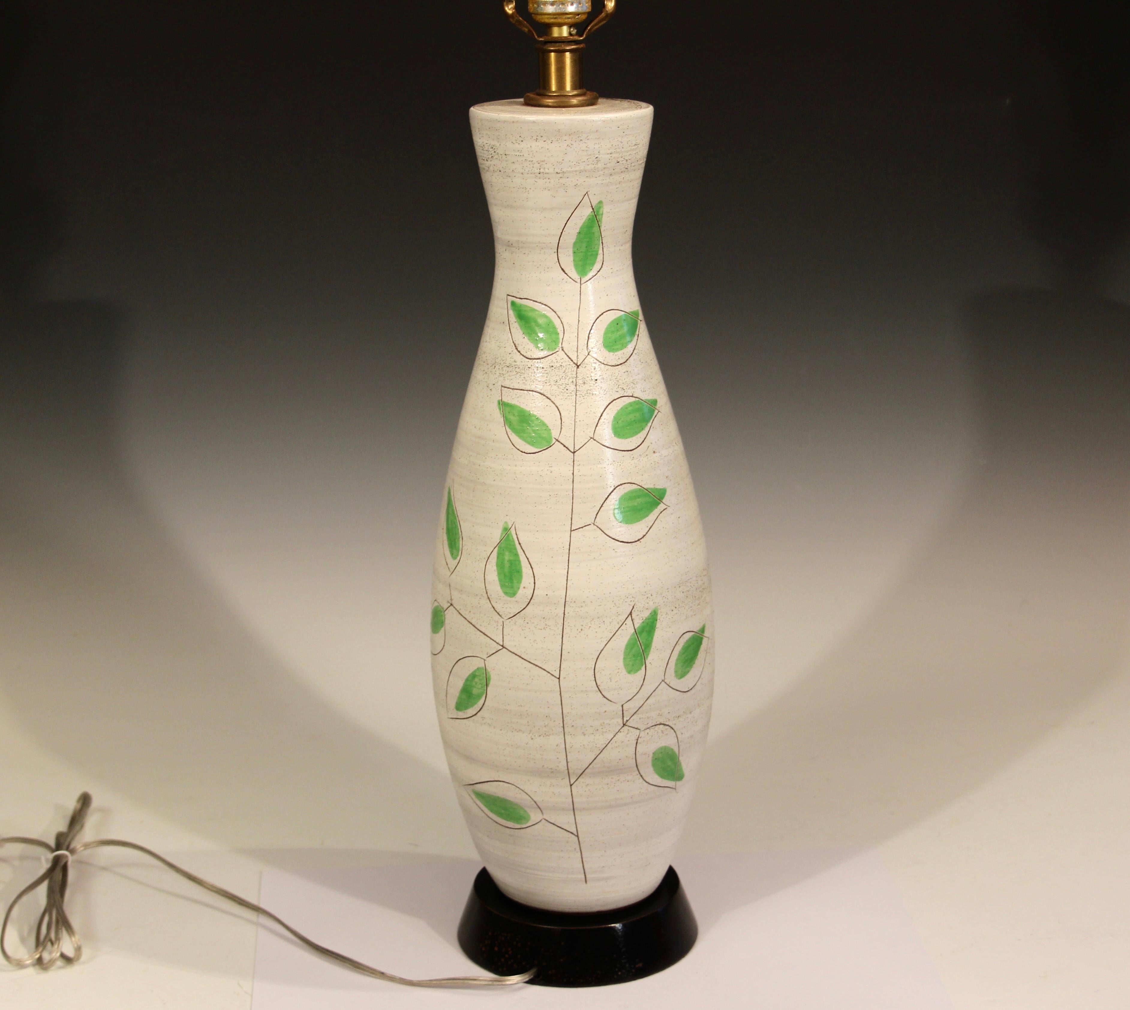Lampe vintage en poterie du milieu du siècle avec un superbe motif d'arbre incisé. Design MCM épuré et organique. interrupteur à 3 voies. Mesures : 33