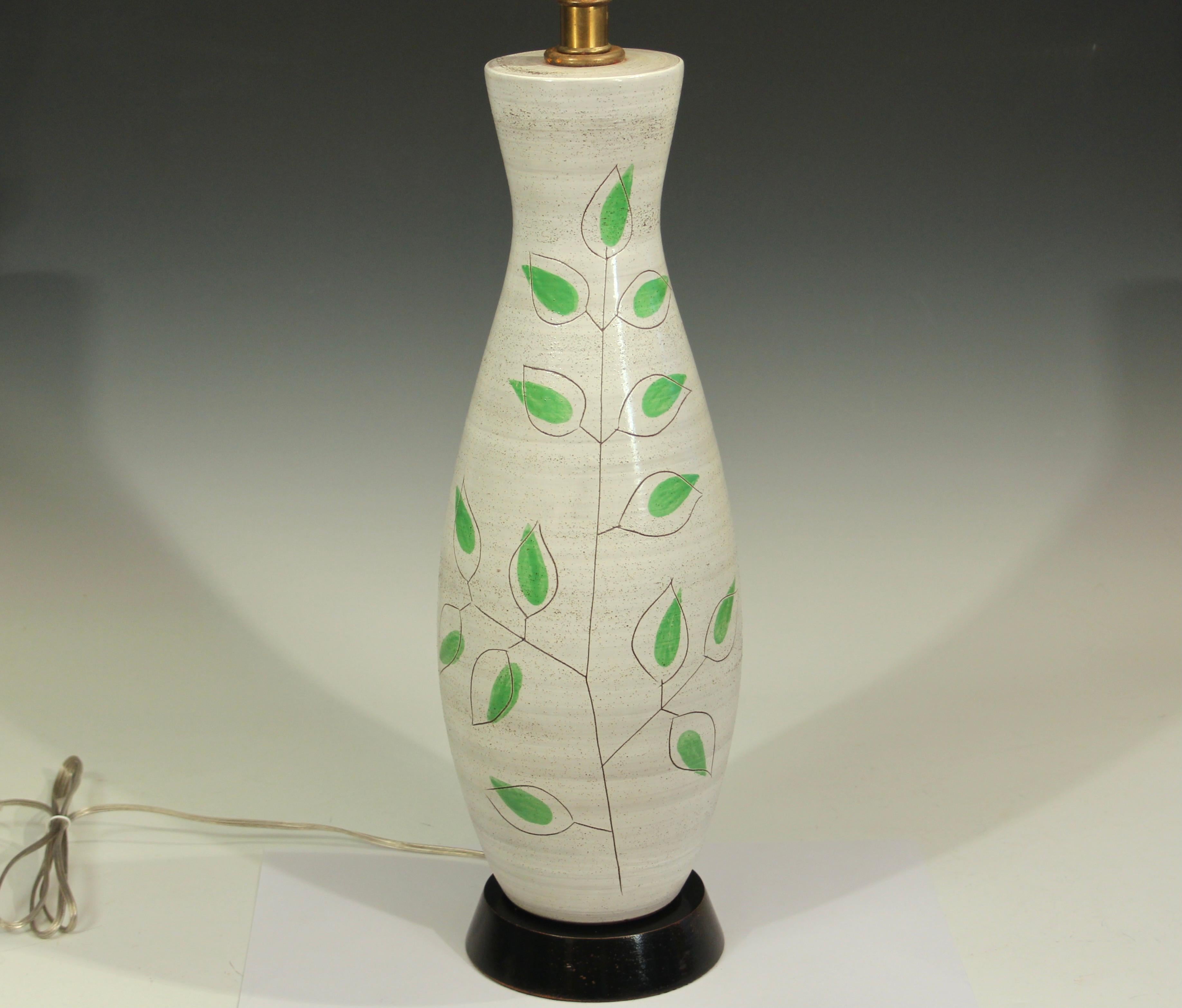 Mid-Century Modern MCM poterie de lampe vintage du milieu du siècle dernier vert organique d'arbre incisé en vente
