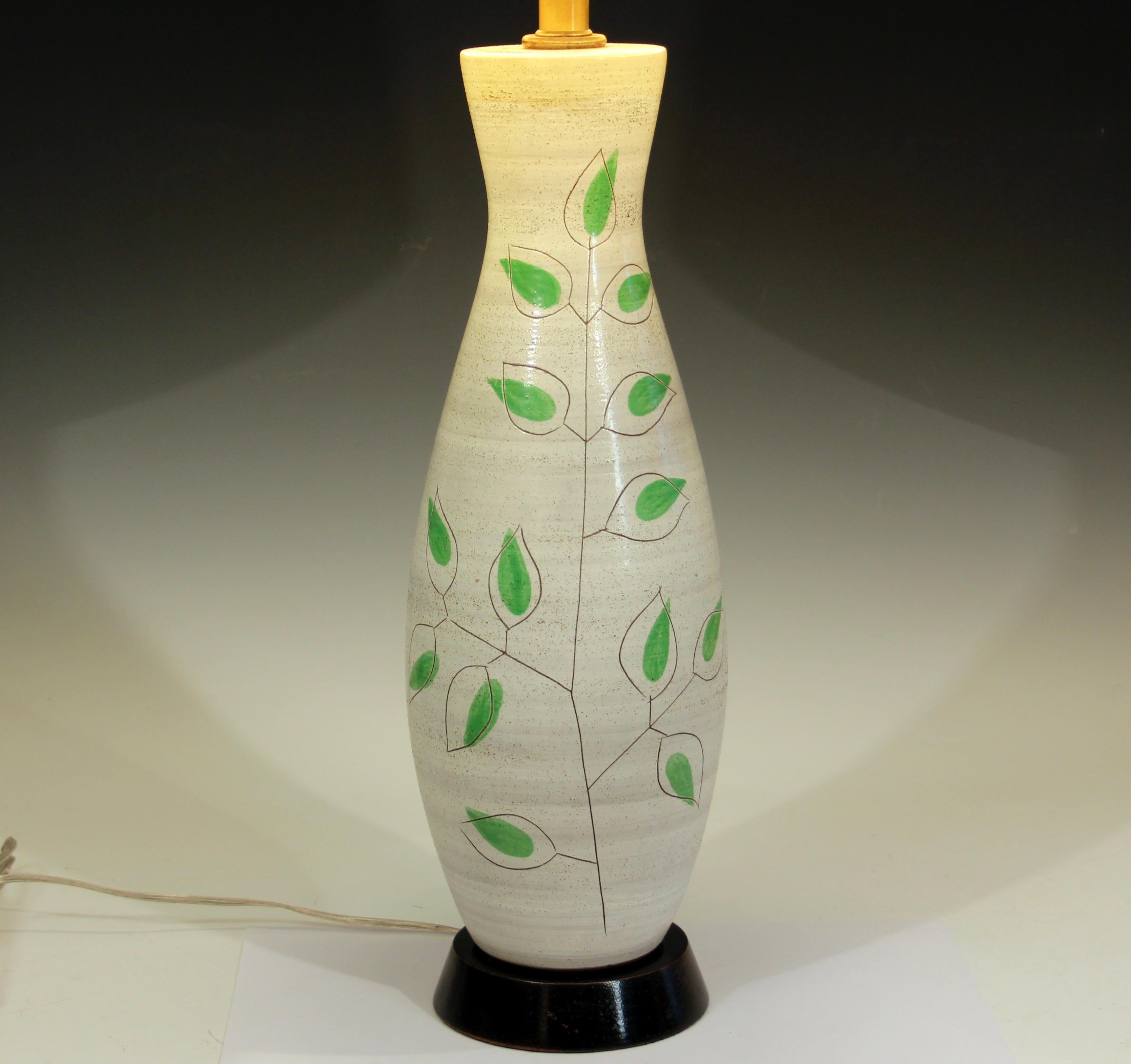 Nord-américain MCM poterie de lampe vintage du milieu du siècle dernier vert organique d'arbre incisé en vente