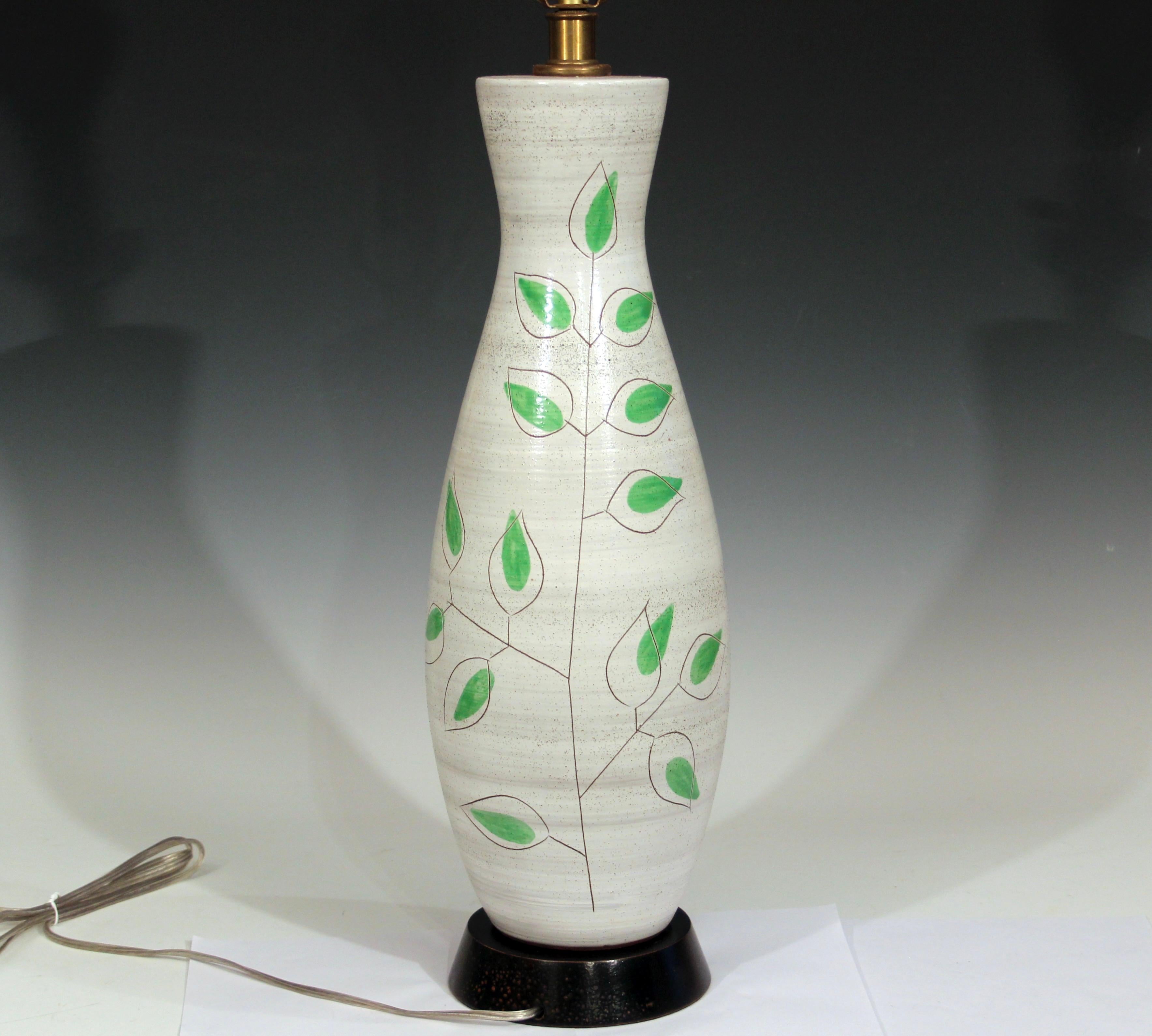 Fait main MCM poterie de lampe vintage du milieu du siècle dernier vert organique d'arbre incisé en vente