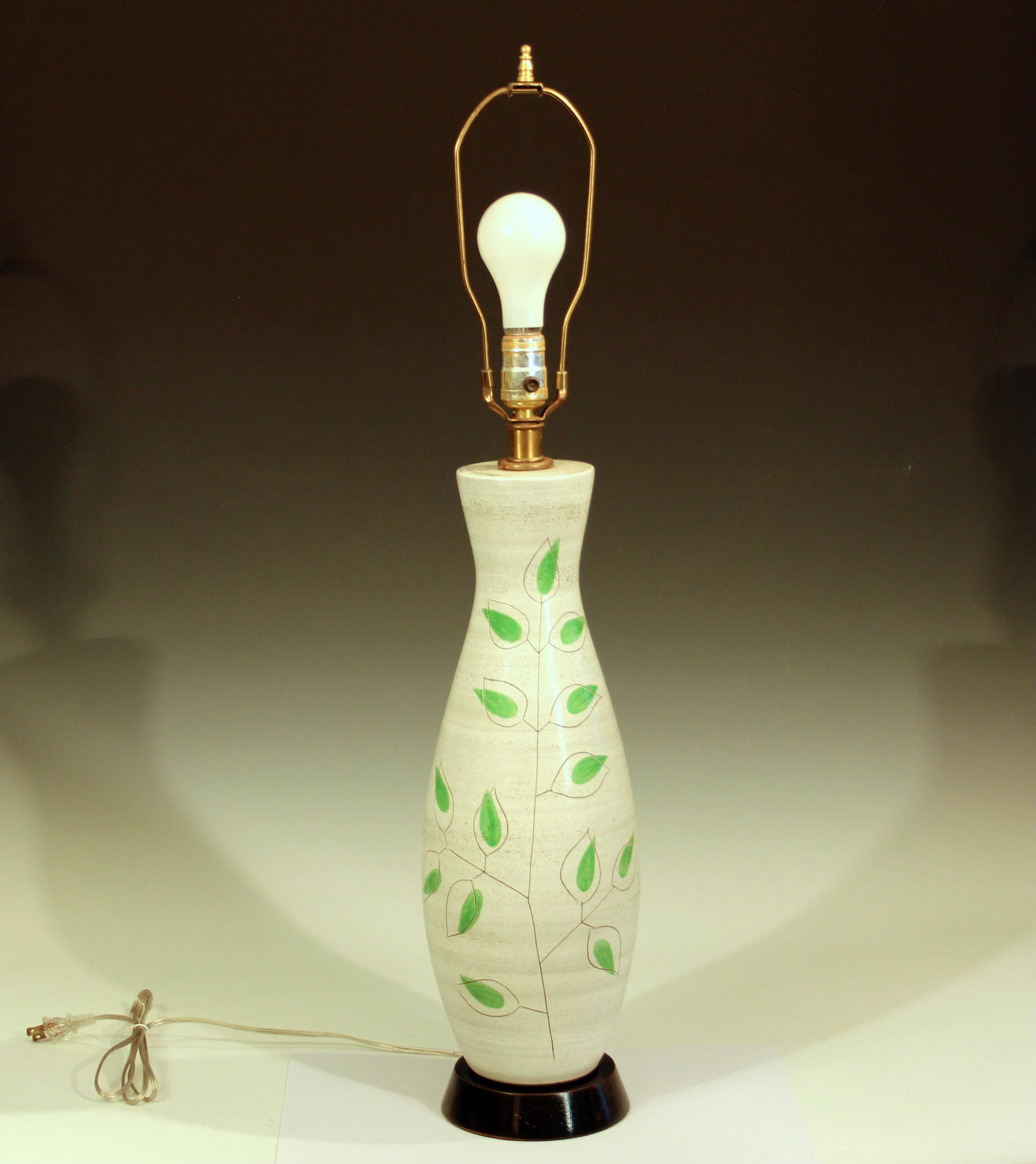 MCM poterie de lampe vintage du milieu du siècle dernier vert organique d'arbre incisé Bon état - En vente à Wilton, CT