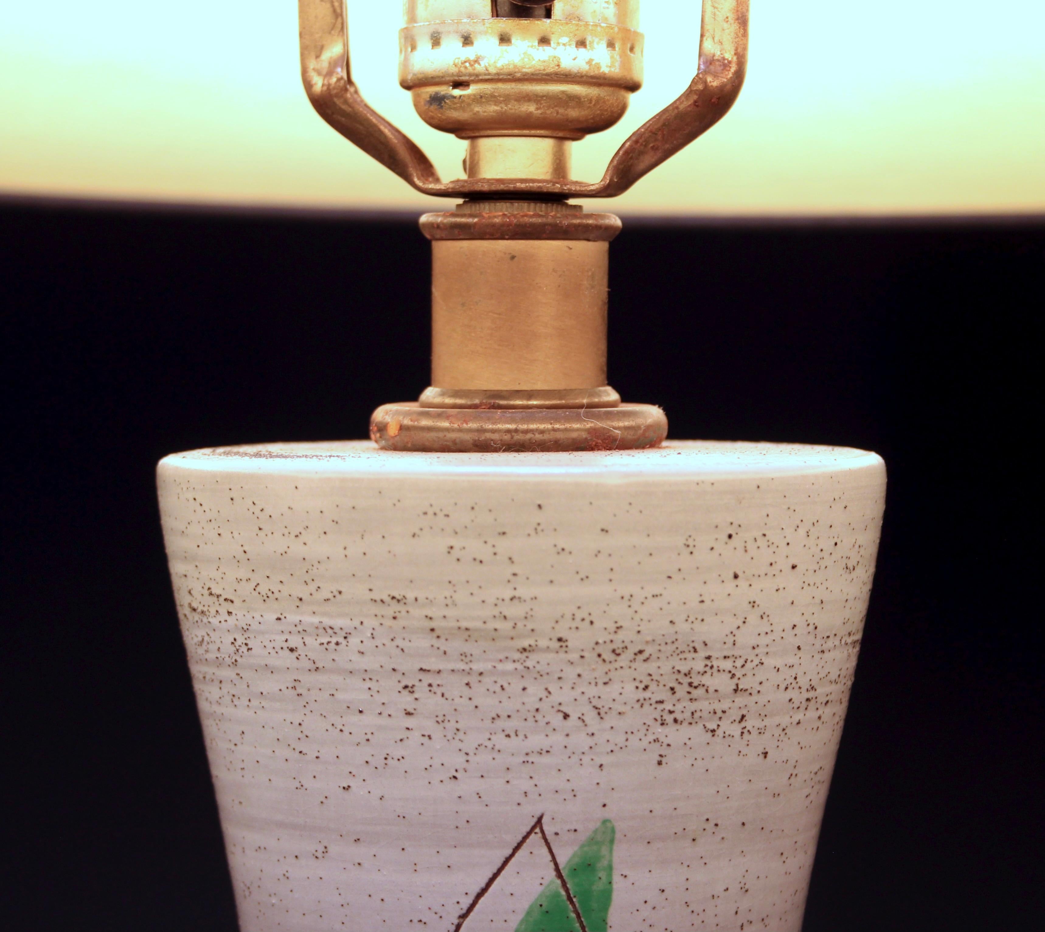 Poteries MCM poterie de lampe vintage du milieu du siècle dernier vert organique d'arbre incisé en vente