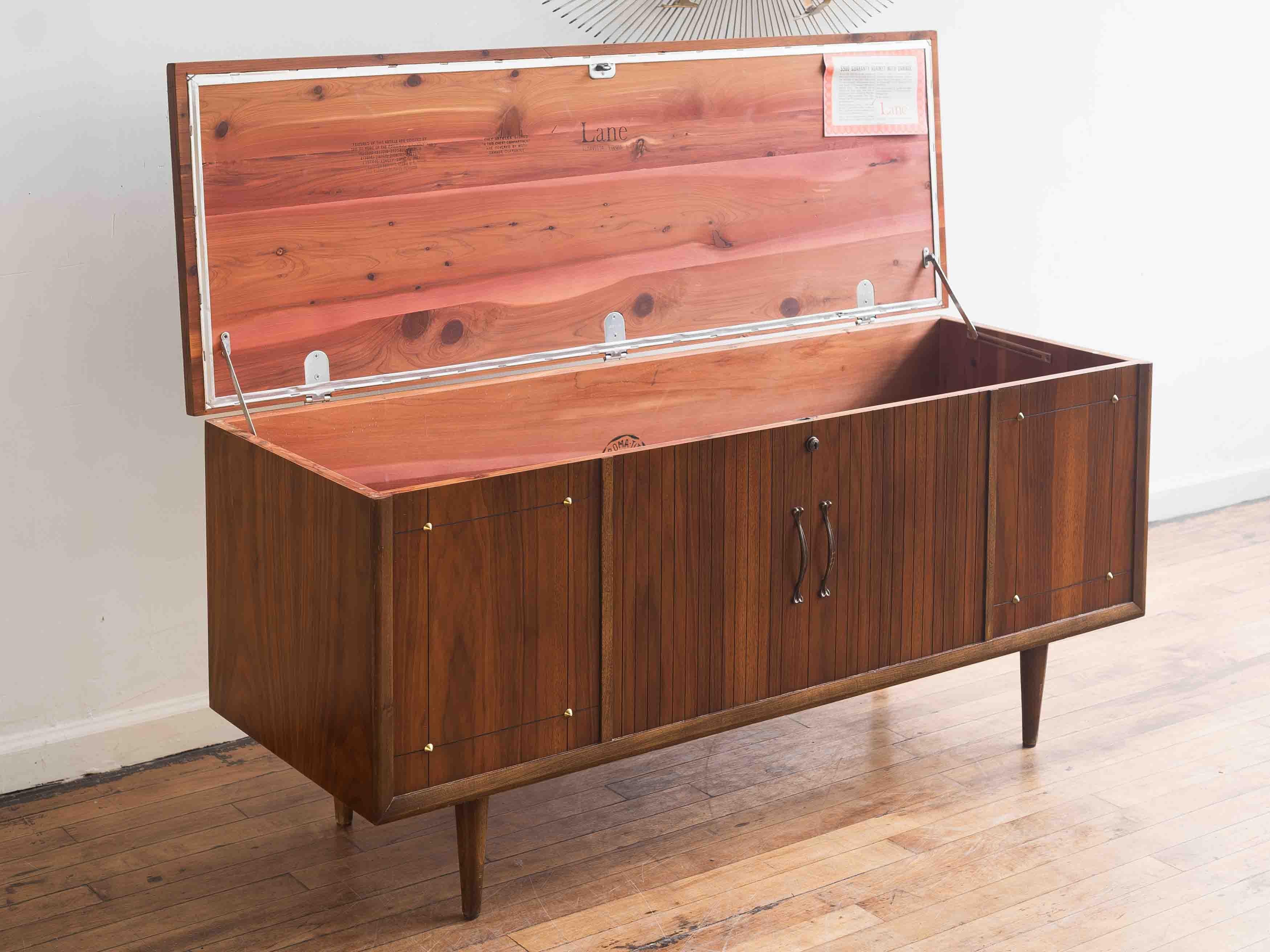 Vintage MCM Lane Cedar Blanket Chest With Tapered Legs In Good Condition In Chicago, IL