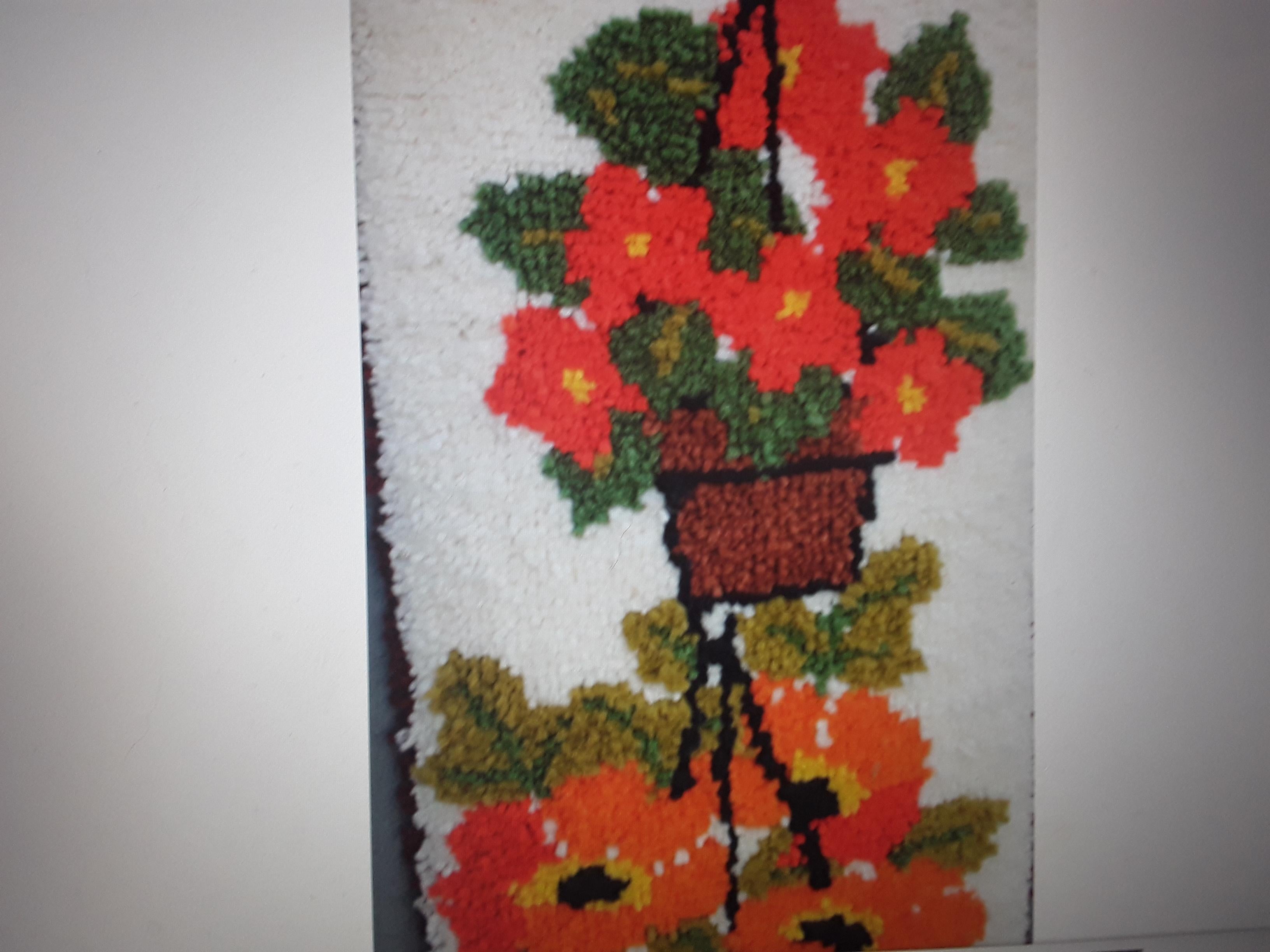 Vintage MCM Latchhooked Yarn Art of Potted Flowers, Vintage  im Angebot 3